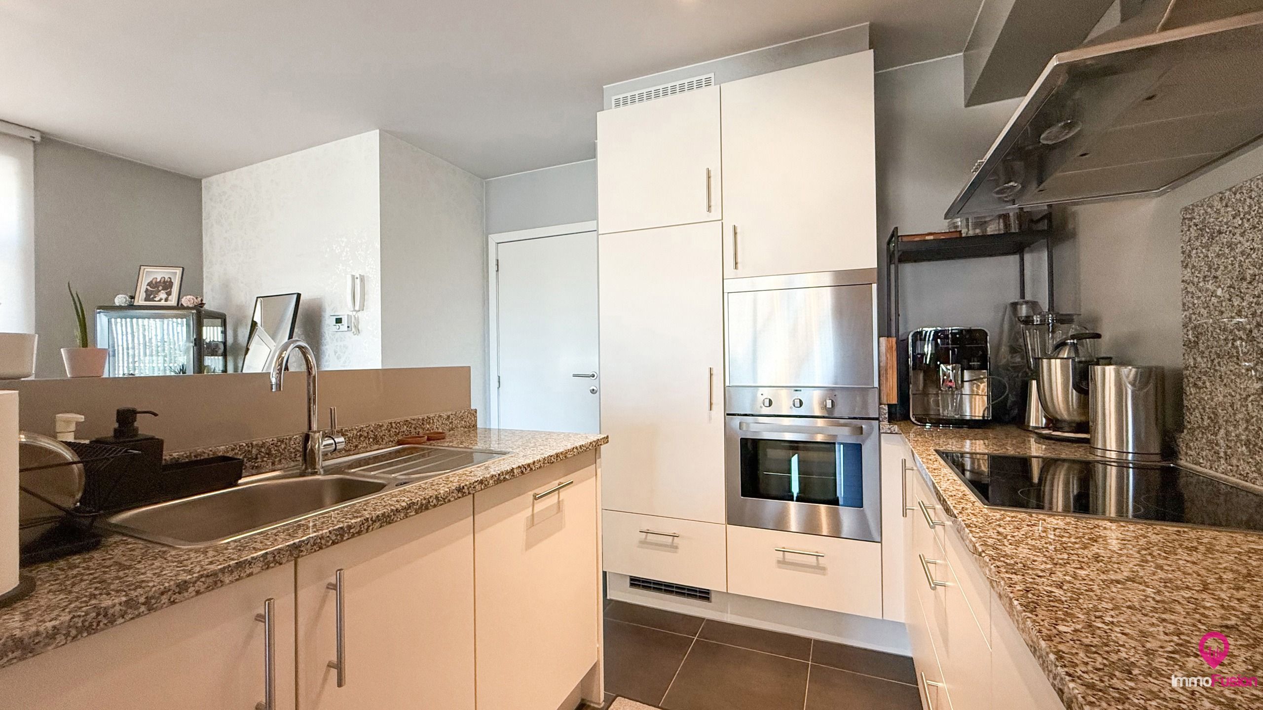 Instapklaar duplex appartement met 3 slaapkamers en terras! foto 12