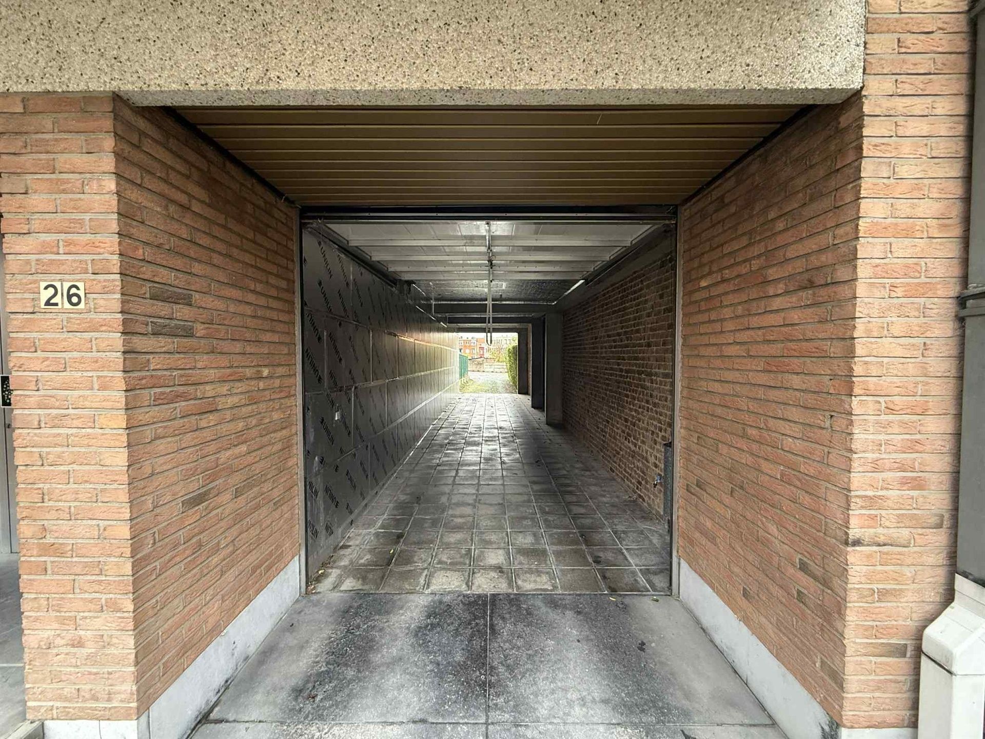 Ruime garage  met afstandsbediening. foto 4