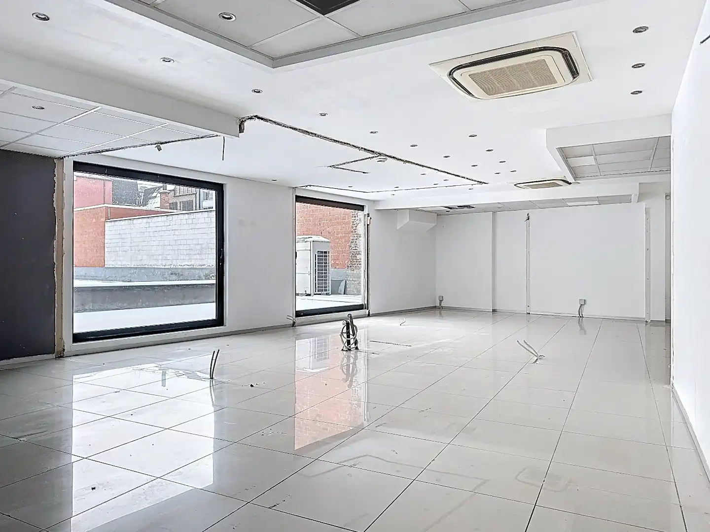 TOPLOCATIE! Commercieel Gelijkvloers (180m²) + Terras & Parking te Huur in Wolvertem (Meise) foto 5