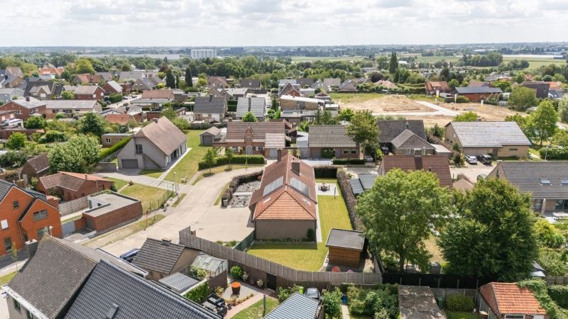Hooglede. Zeer verzorgde gelijkvloerse villa met 3-4 slaapkamers, dubbele garage en kleine bergloods. Uiterst rustig gelegen overal dichtbij op een prachtige locatie! Ideaal voor bewoners met  extra bergruimte. foto 23