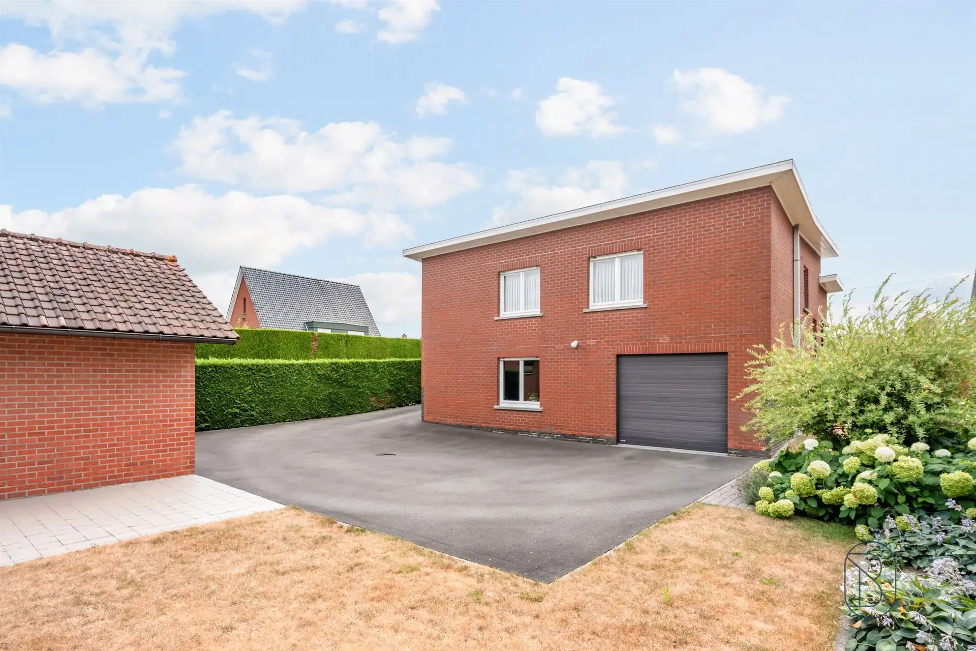 Degelijke woning (onderkelderd) + aparte garage en tuin.  foto 3