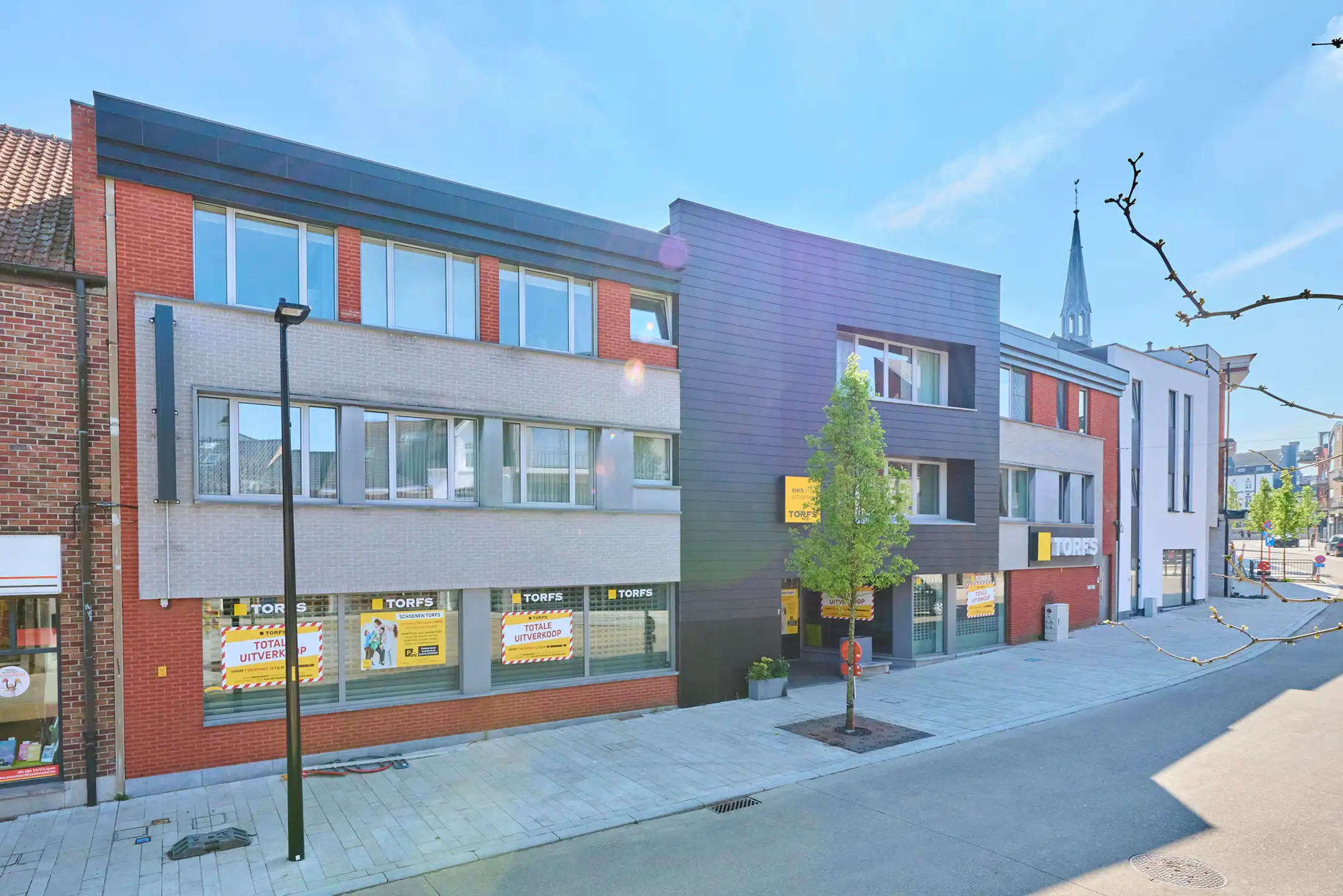 Te huur: multifunctioneel handelsgelijkvloers van 800m² foto {{pictureIndex}}