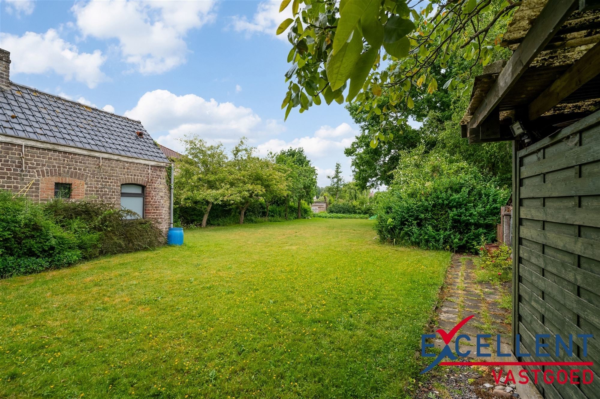 Te renoveren woning met prachtige tuin te koop foto 2