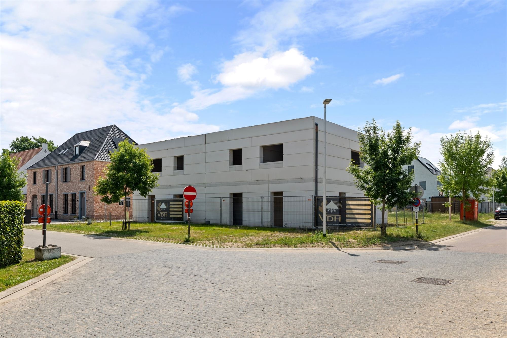 CASCO HALFOPEN BEBOUWING IN MODERNE STIJL MET CARPORT IN ALKEN foto 2
