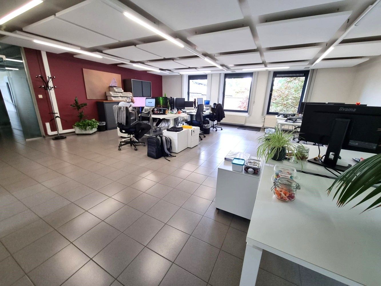 Kantoorgebouw met magazijnruimte, bruto vloeropp 2.916m² op een totaal perceel gelegen van 94a33ca. foto 12