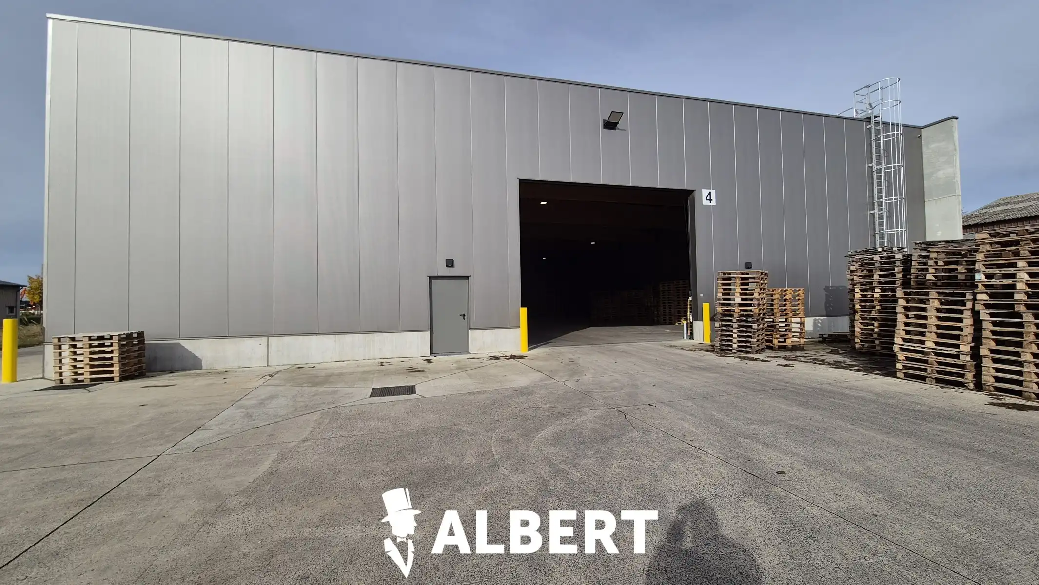 Industriële site met kantoorgebouw en hallen foto 15