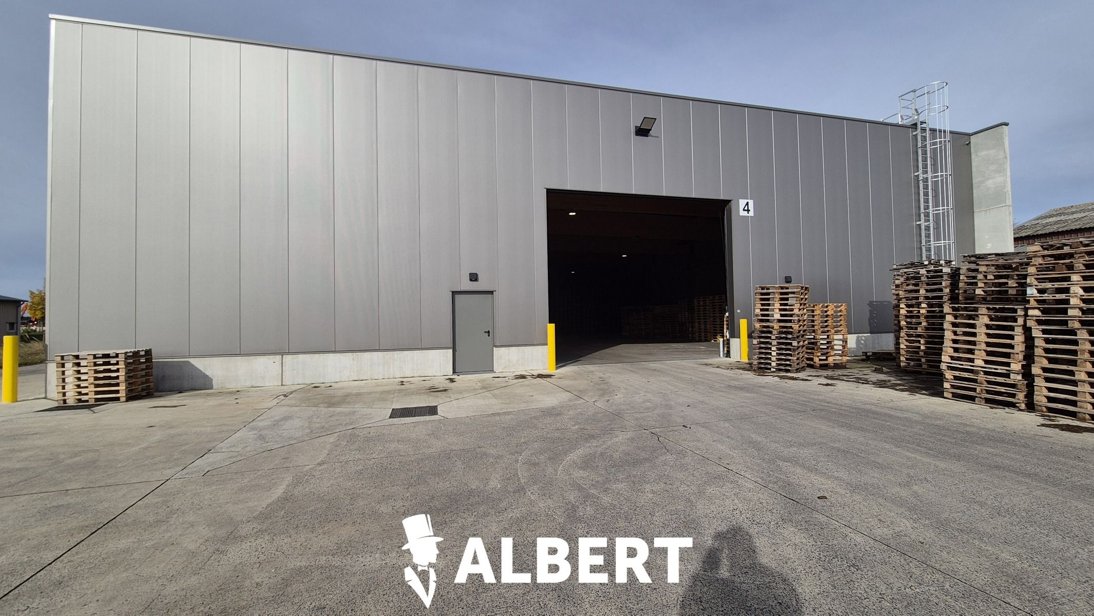 Industriële site met kantoorgebouw en hallen foto 15