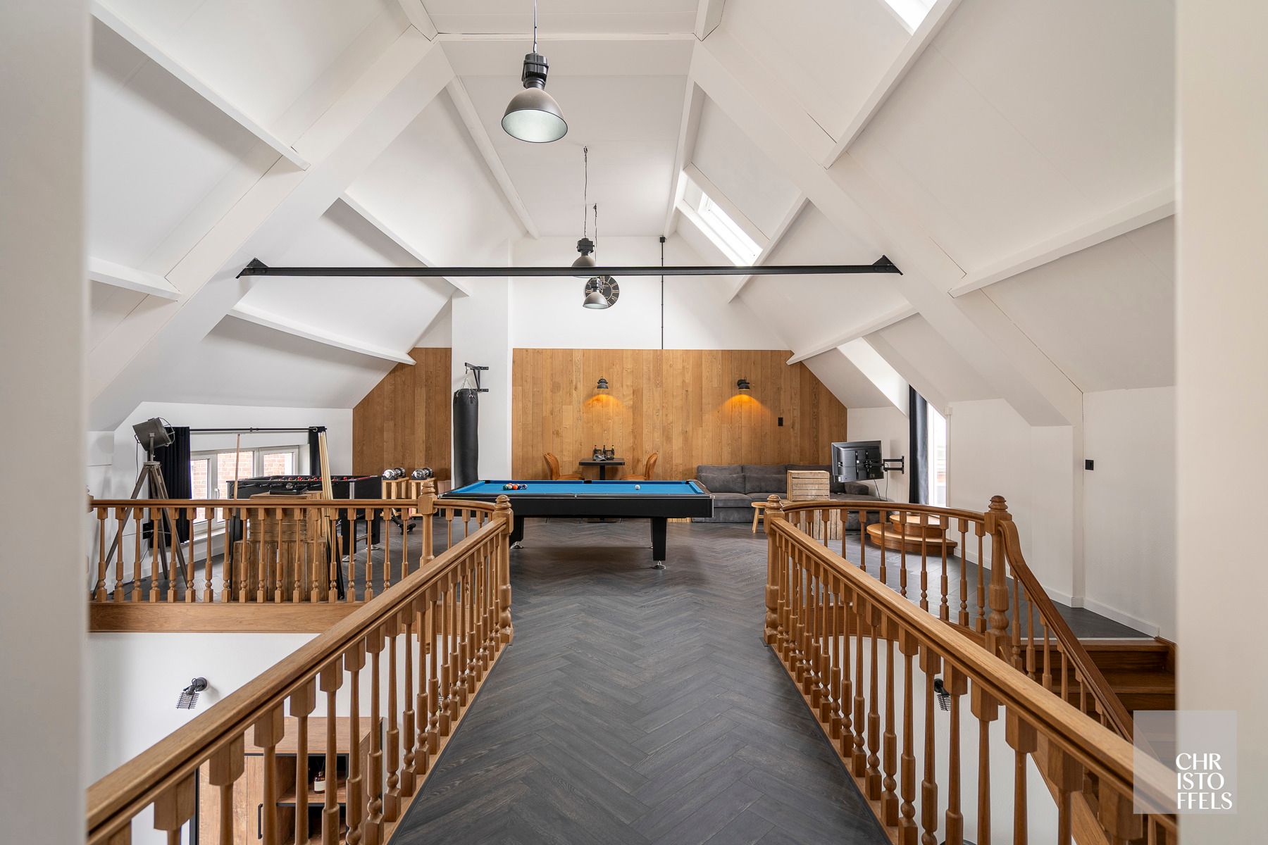 Uitzonderlijk ruime (440m²!) en volledig gerenoveerde woning met commerciële topligging en tal van mogelijkheden in Lanaken! foto 29