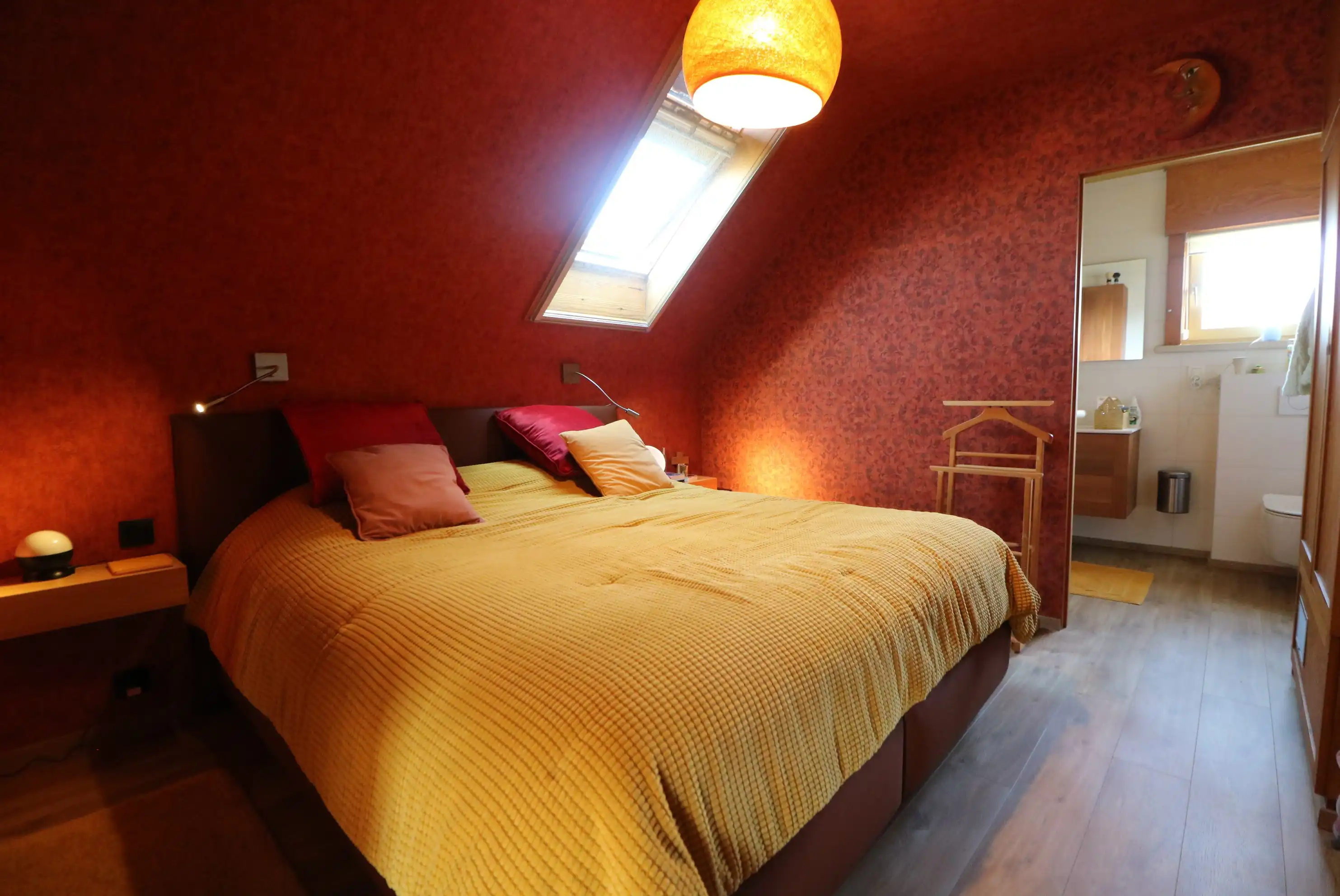 Lichtrijke woning met 2 slaapkamers en prachtige tuin gelegen te Harendijke. foto 3
