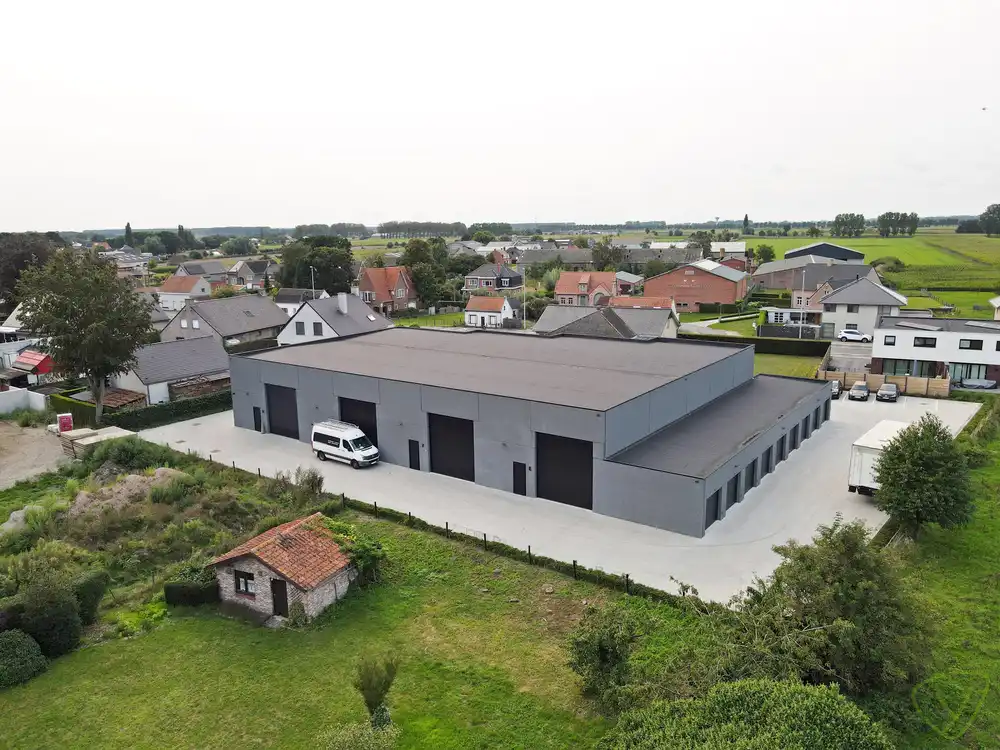 Goed gelegen magazijn te huur in de dorpskern van Bentille! foto 4