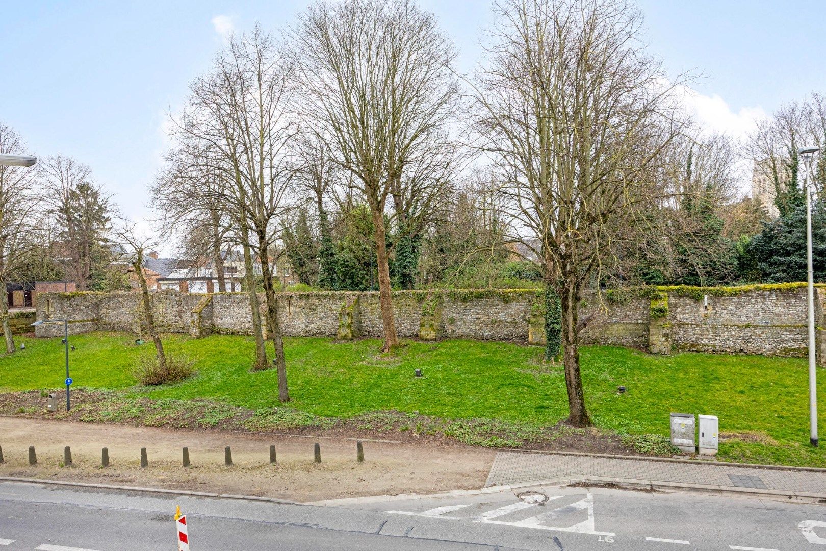 INVESTERINGSPAND: Ruim appartement met garage en zicht op de middeleeuwse Wallen te Tongeren foto 15