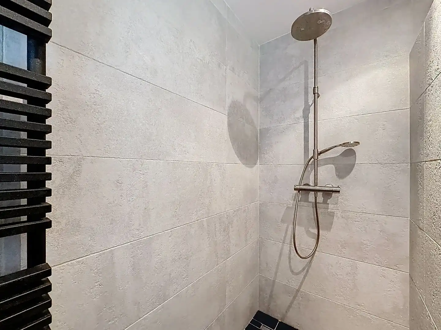 Instapklare twee-onder-een-kapwoning met uitbouw, luxe overkapping en zonnige tuin op het westen  foto 22