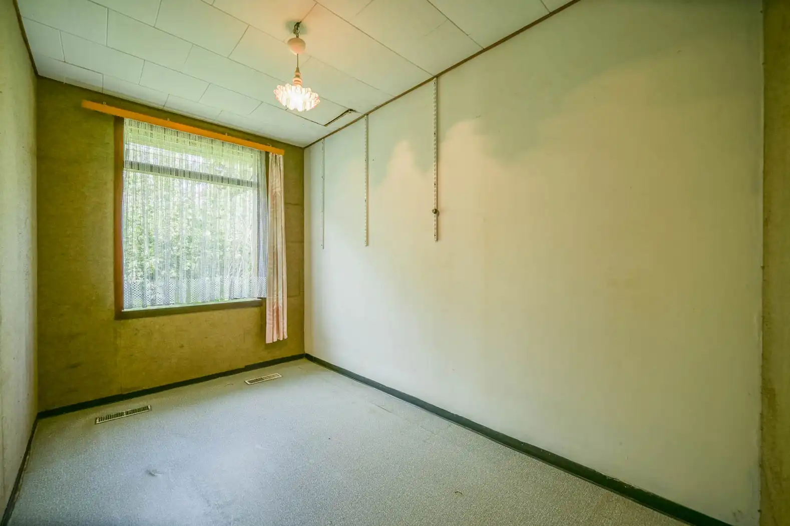 Uniek renovatieproject: lichtrijke en uiterst ruime bungalow met grote inpandige garage op een idyllisch groen perceel foto 15