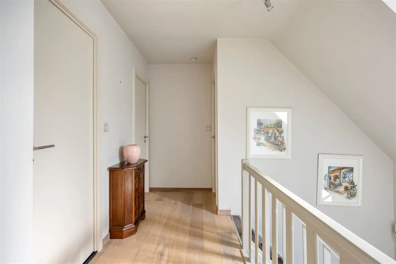 Rustig gelegen, goed onderhouden villa met 4 slaapkamers op 761 m². foto 12