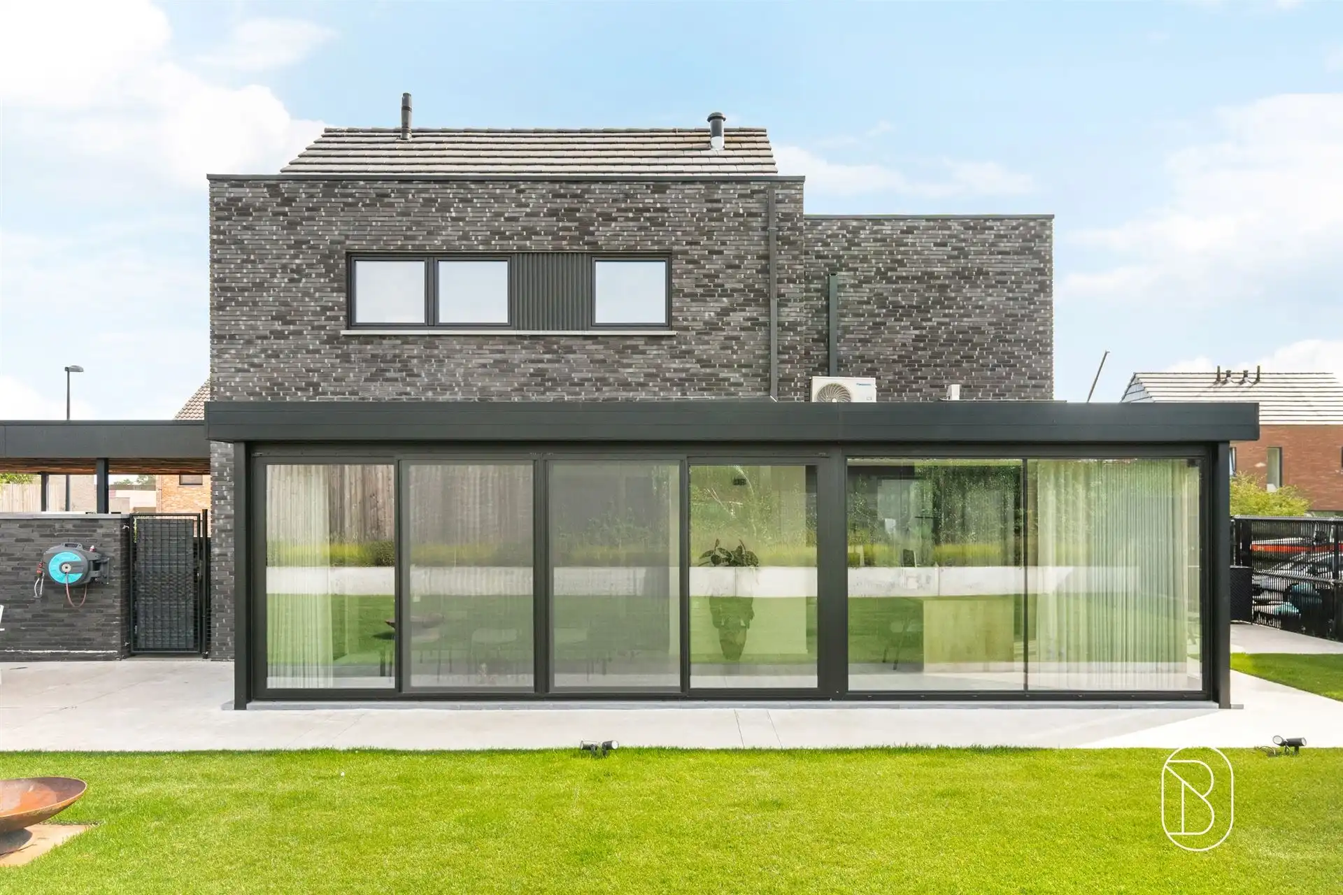 Topgelegen recente moderne woning foto 4