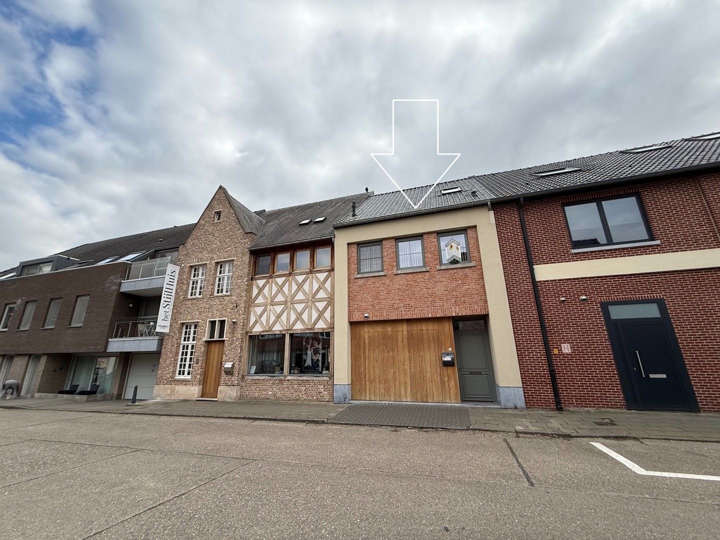 Prachtige, instapklare woning met 1 slaapkamer & inpandige garage in het centrum van Diepenbeek. foto {{pictureIndex}}