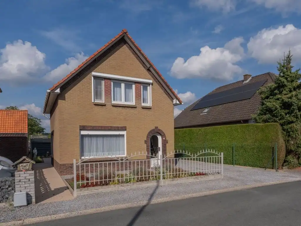 Te renoveren vrijstaande woning foto 3