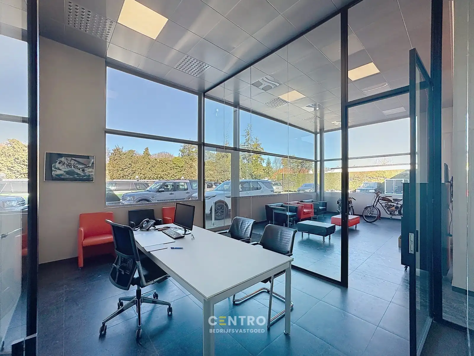 Op Toplocatie: Instapklaar HANDELSPAND bestaande uit MAGAZIJN (440m²) met BURELEN/TOONZAAL (85m²) en verhard terrein voor -en achter het gebouw! foto 9