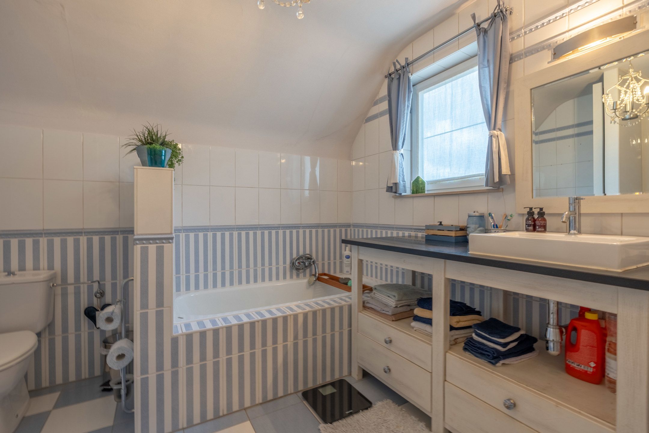 Ruime gezinswoning met 4 slpk's, tuin en garage te Turnhout. foto 24