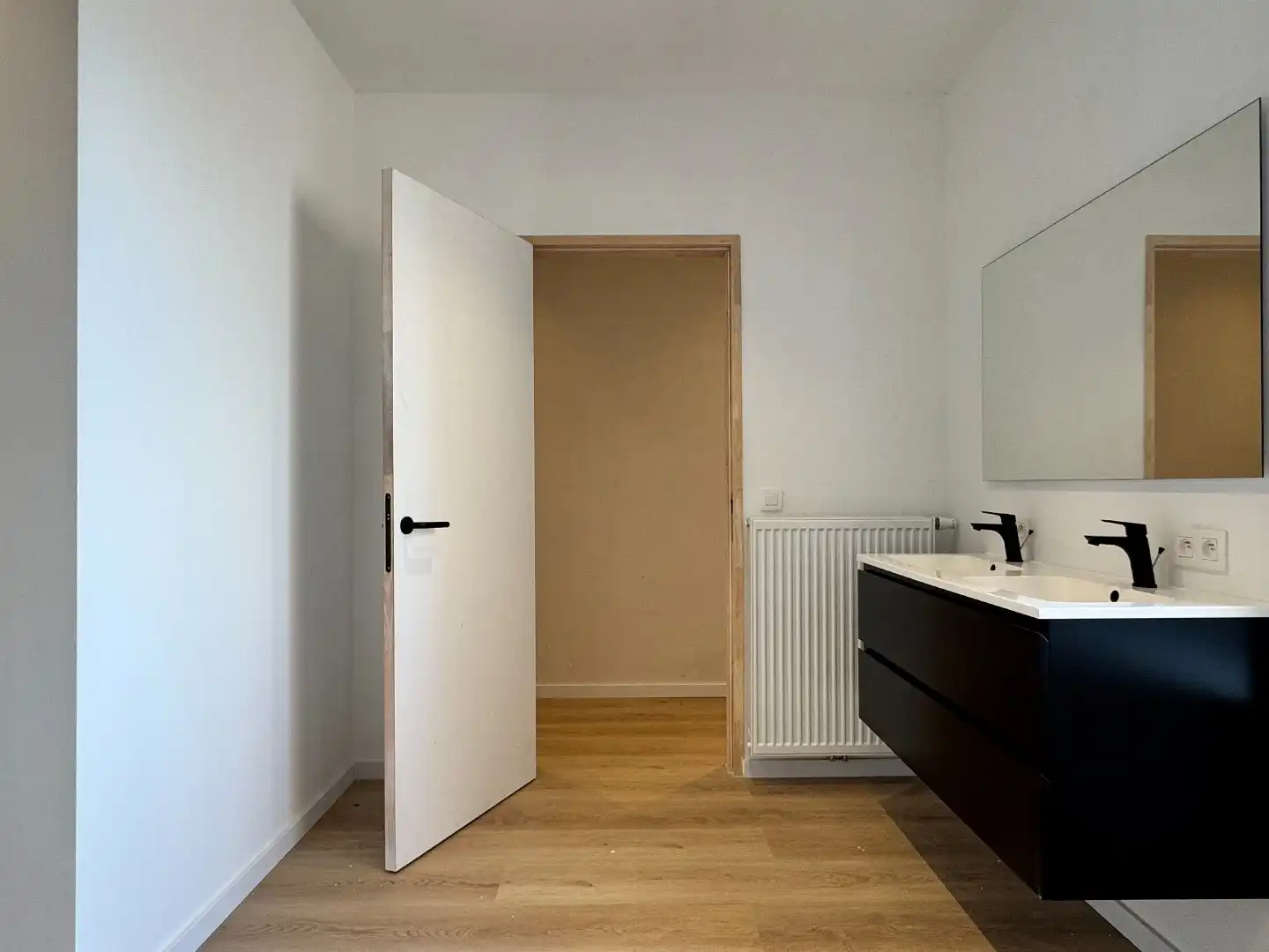 Grote vernieuwde woning met 4 kamers, uitweg en veel ruimte foto 14