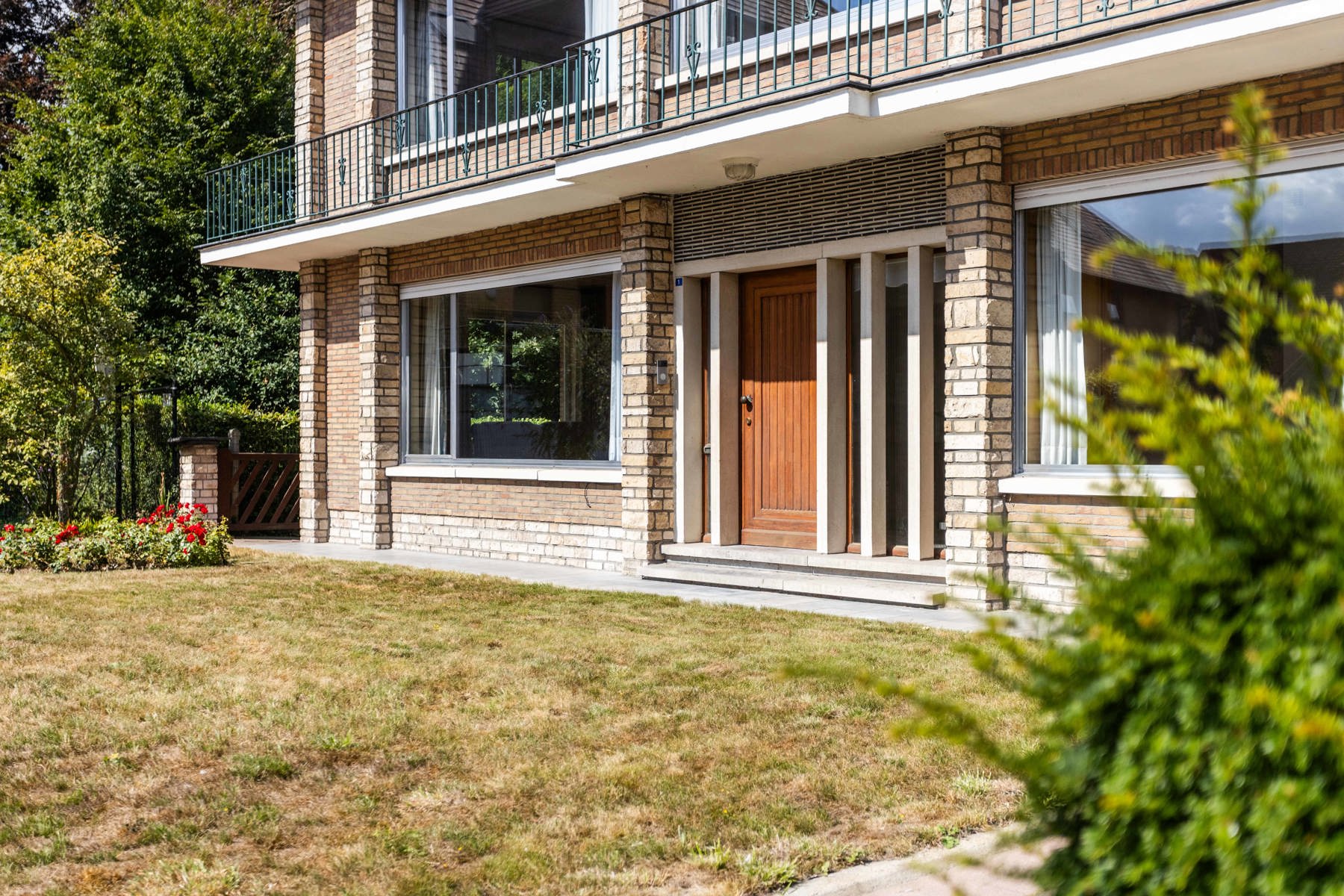 Statige woning met 7 slaapkamers + tuin op 2430 m2 foto 2