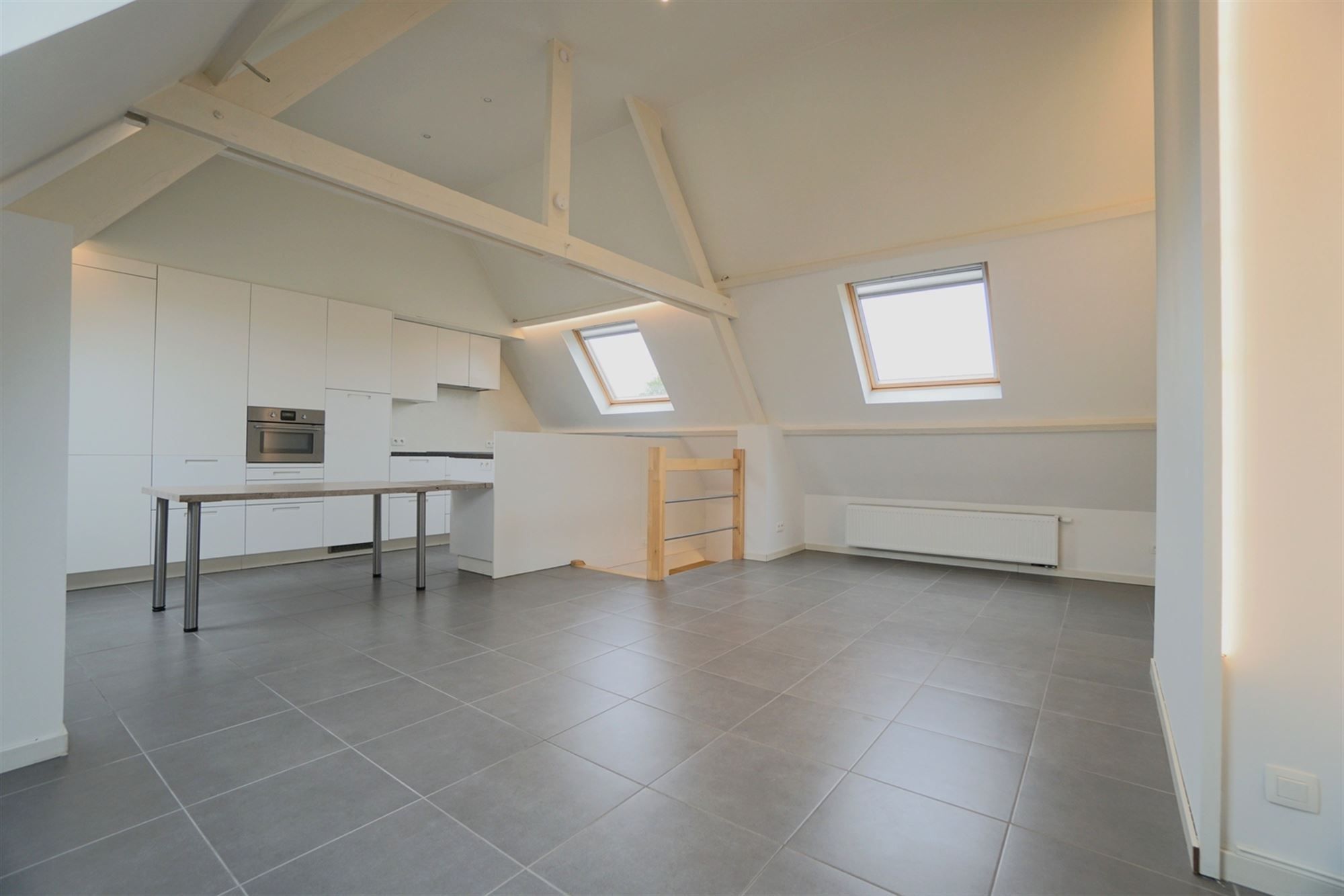 Duplex appartement met 2 slaapkamers en garage op uitstekende locatie foto 2