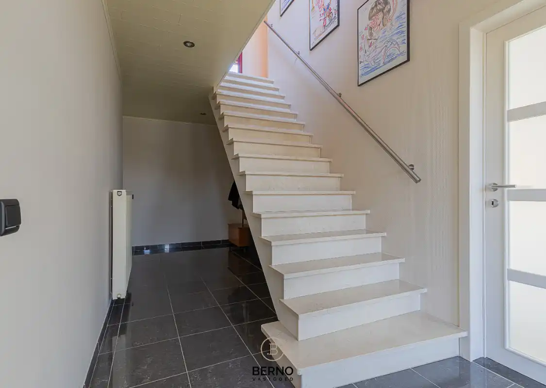 Ruime halfopen bebouwing met bijgebouw foto 3