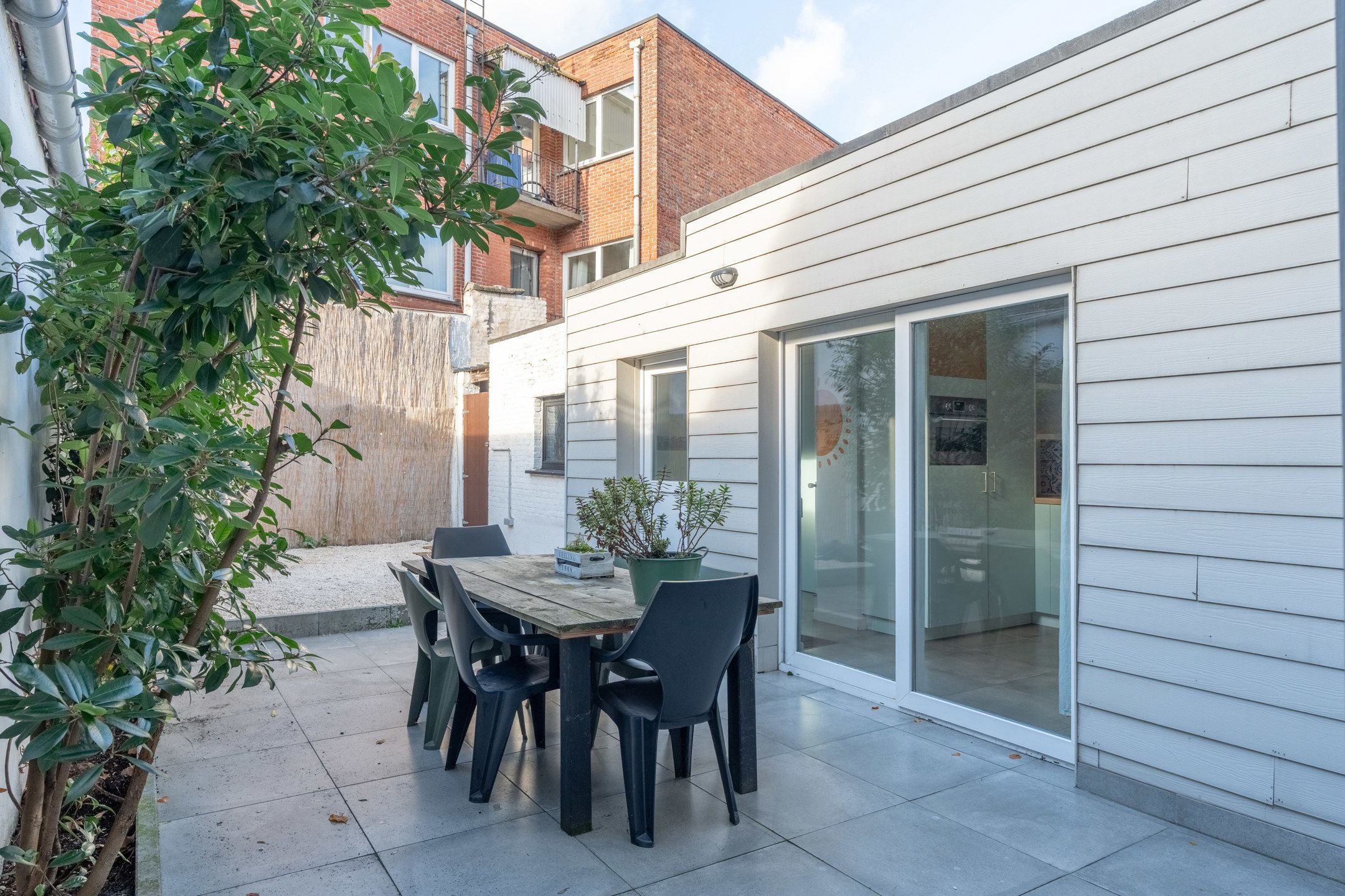 Recent gerenoveerde woning met 4 slpks en zij-ingang! foto 24