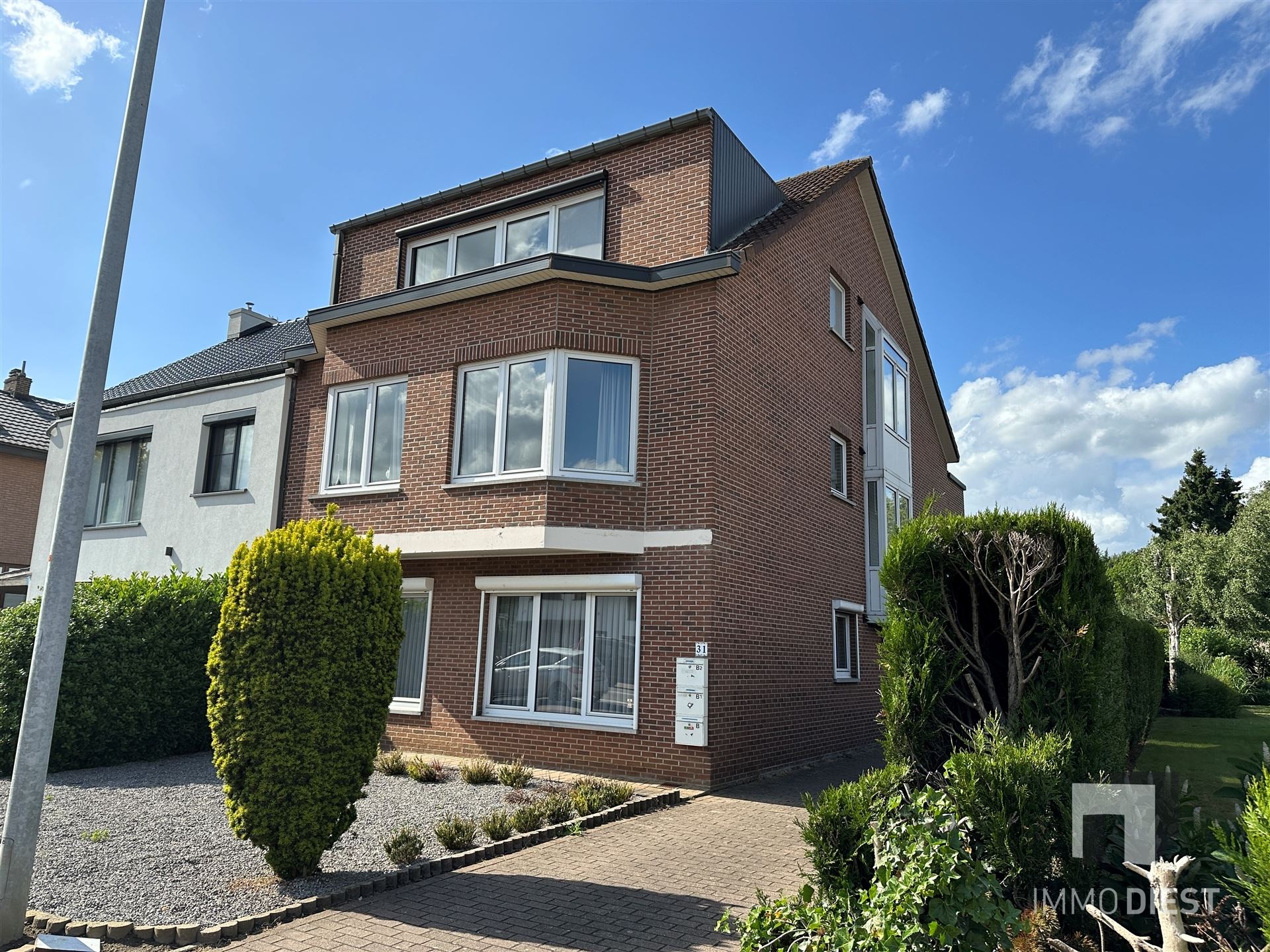 Building met 3 woonentiteiten en 3 garages foto 43