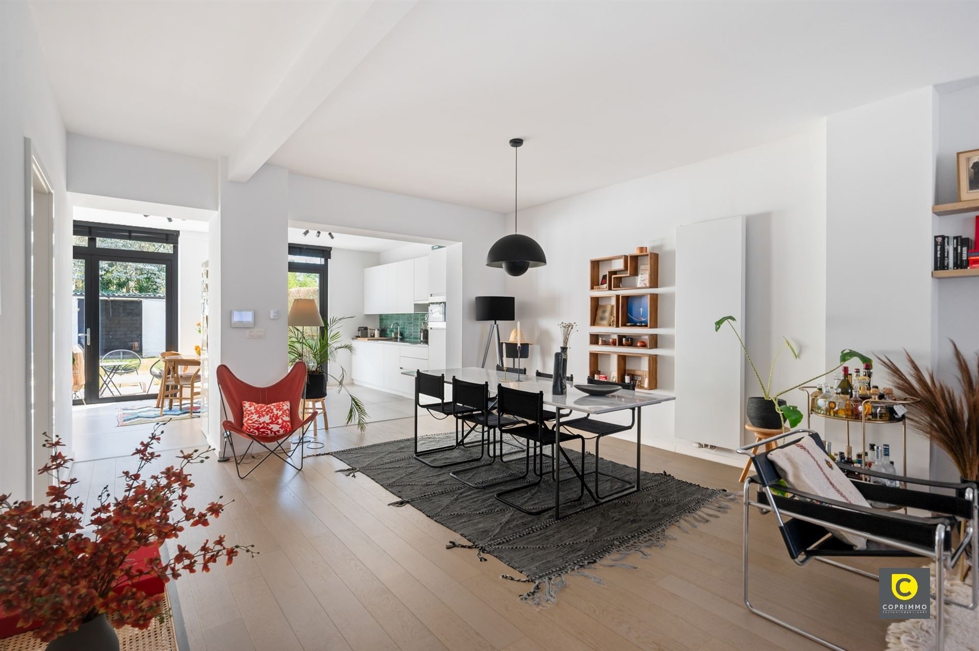 Gerenoveerde woning met 3 slpks, tuin en oprit foto 2