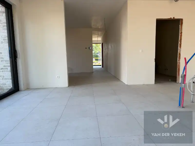 Ruime half open BEN-woning met 4 slaapkamers en inpandige garage te bewonderen in het gezellige Kermt. foto 6