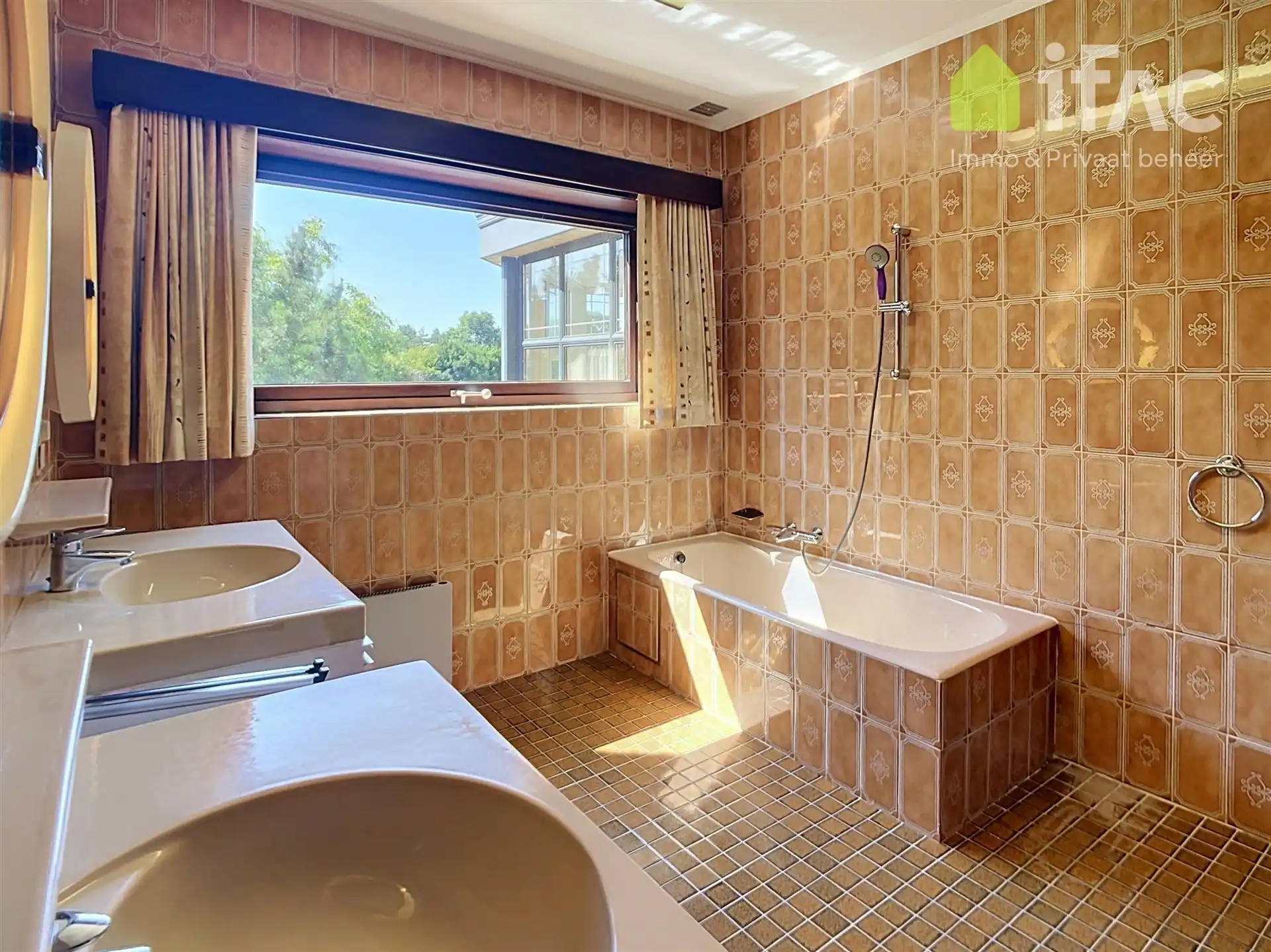 Heel ruime woning met 4 slpks, leefveranda, 54 zonnepanelen foto 24