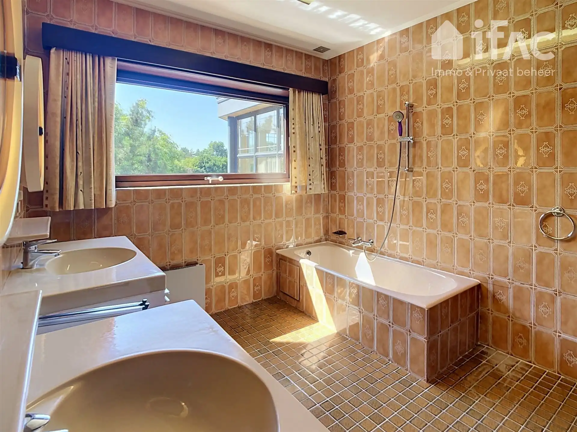 Heel ruime woning met 4 slpks, leefveranda, 54 zonnepanelen foto 24