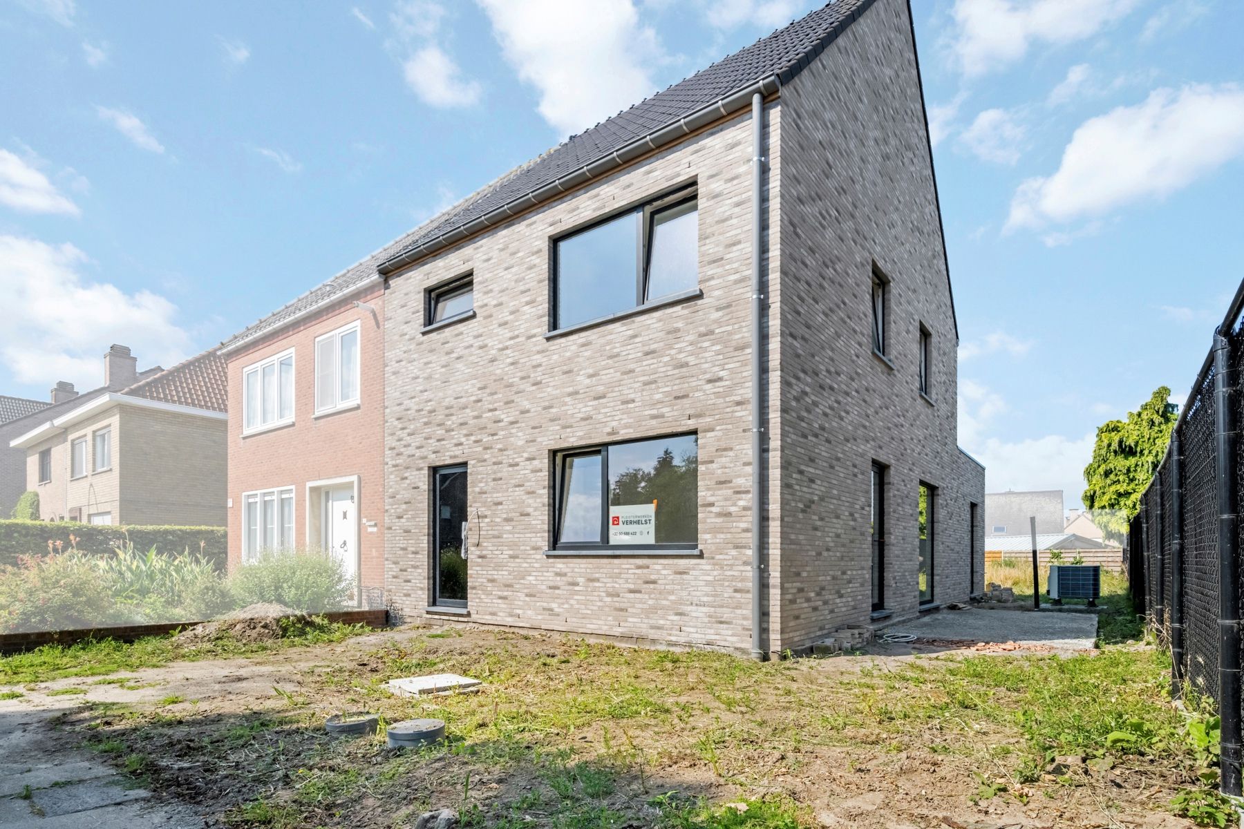 Ruime nieuwbouwwoning op een perfecte locatie in Sint-Kruis! foto {{pictureIndex}}