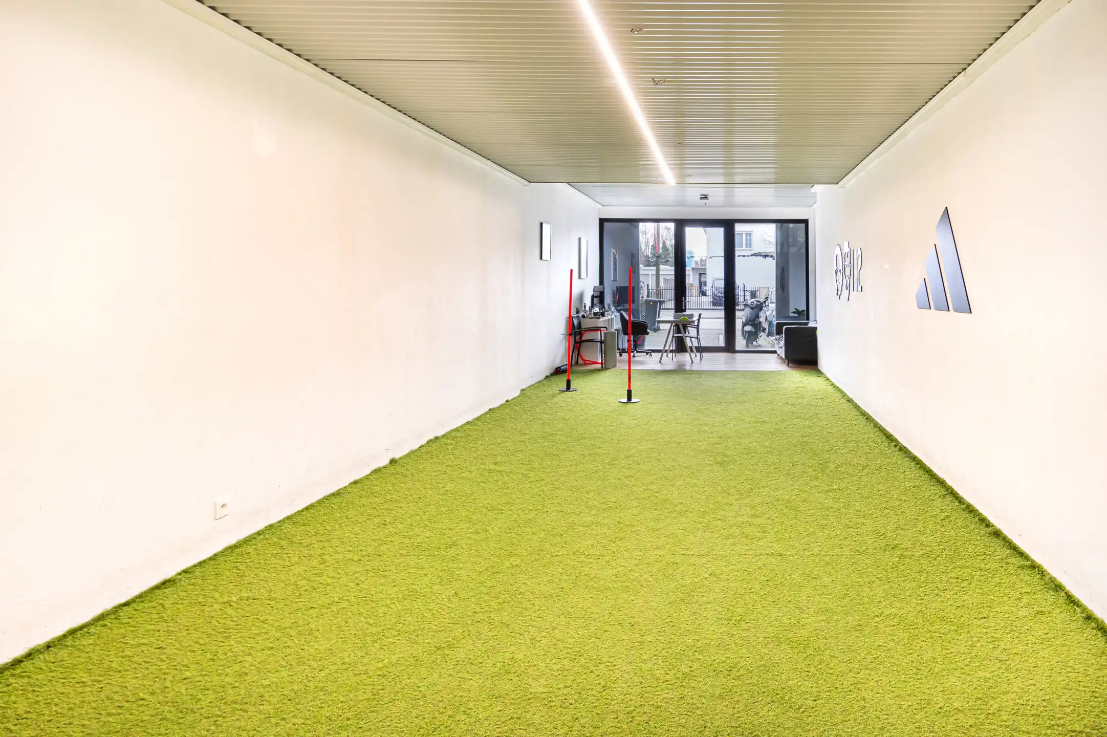 Handelspand van 285 m² met parking op toplocatie foto 9