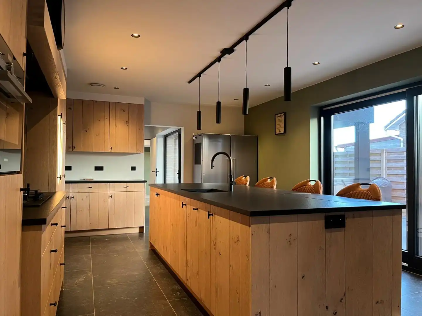 PRACHTIG GERENOVEERDE WONING MET 3 SLAAPKAMERS, 2 BADKAMERS, INPANDIGE GARAGE EN PAARDENSTALLINGEN MET ENERGIEZUINIG EPC TE WIJER (NIEUWERKERKEN)  foto 2