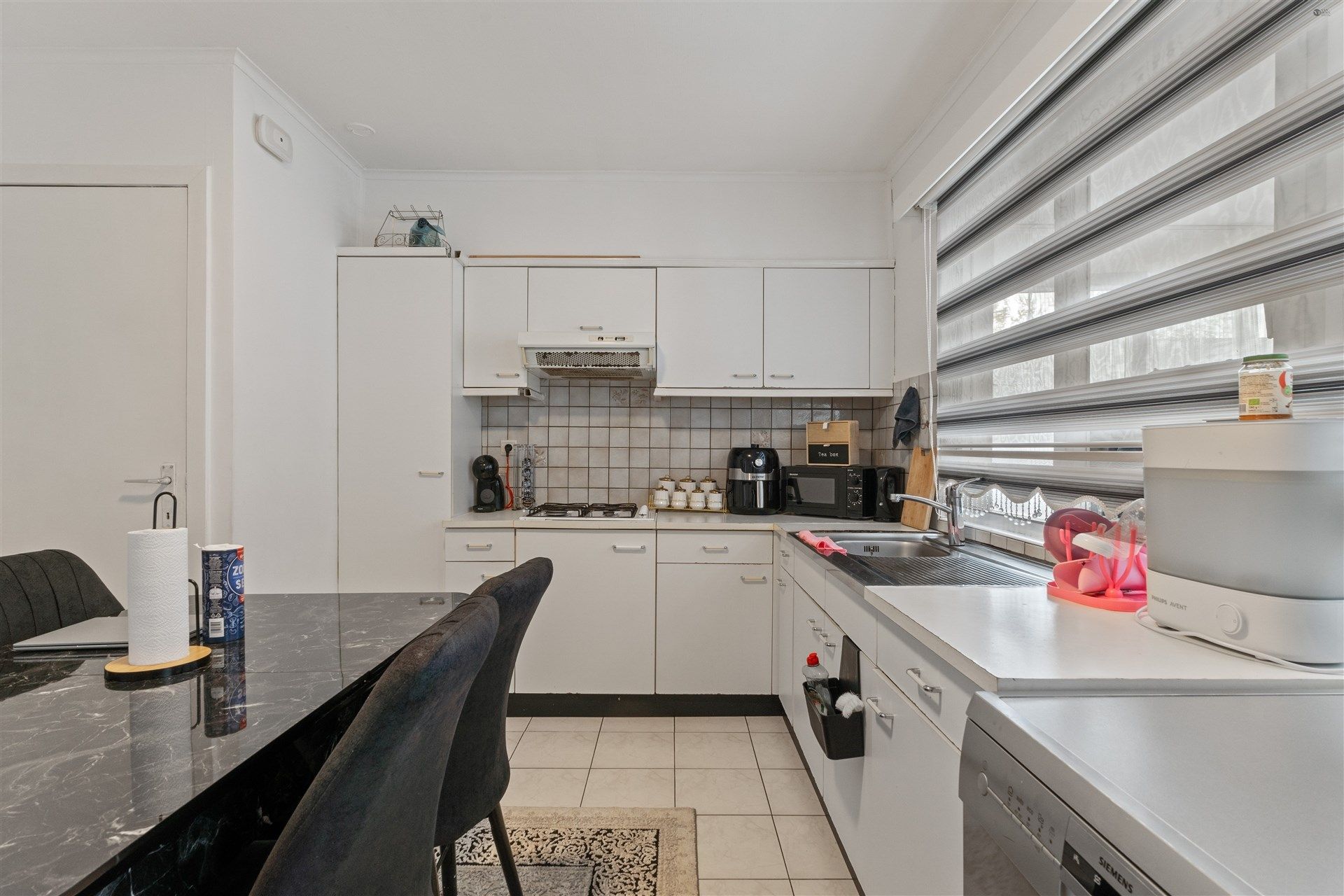 Centraal gelegen halfopen bebouwing met 3 slaapkamers. foto 5