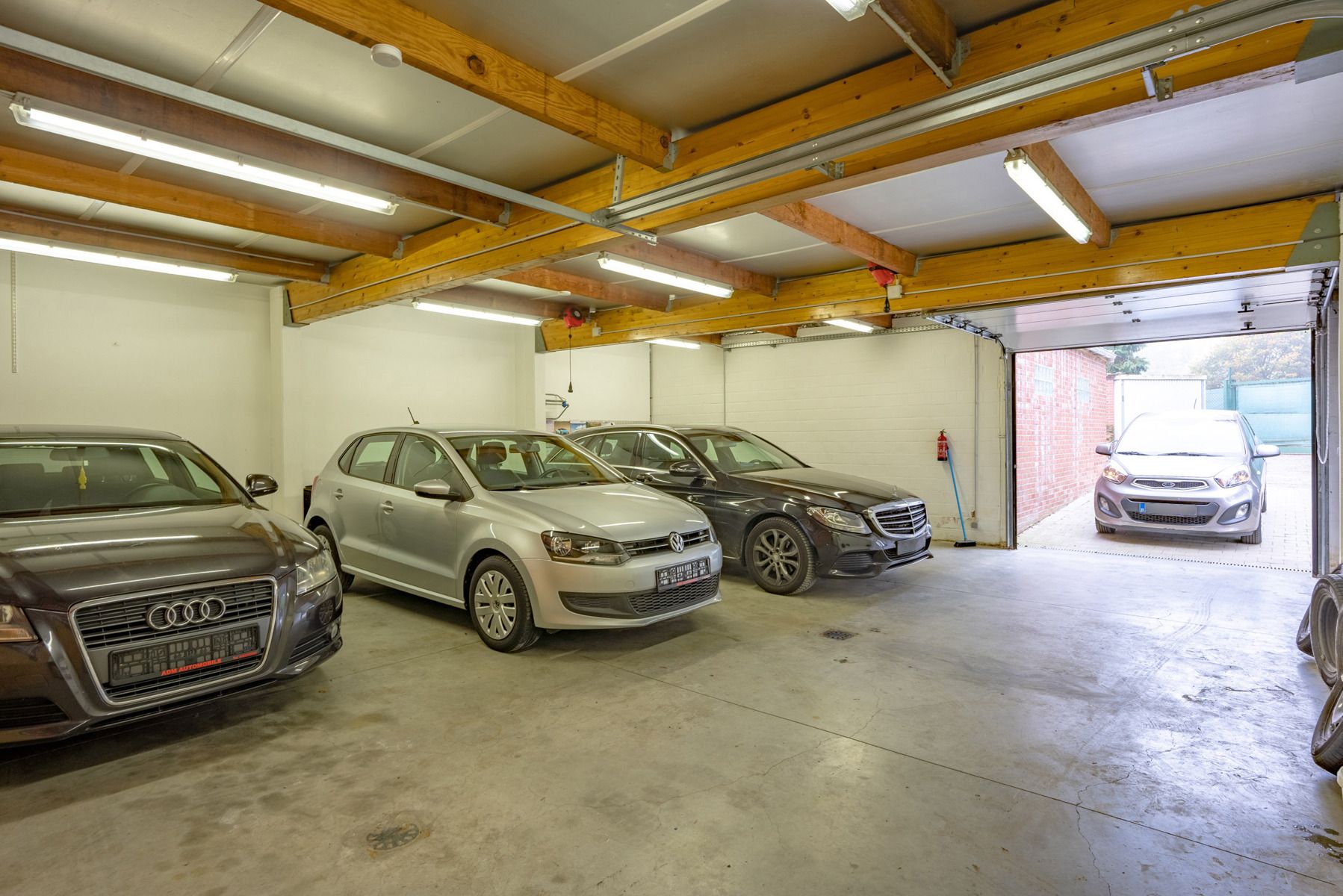 Lot van 1 magazijn, 3 garageboxen, 1 berging en 5 parkings foto 9