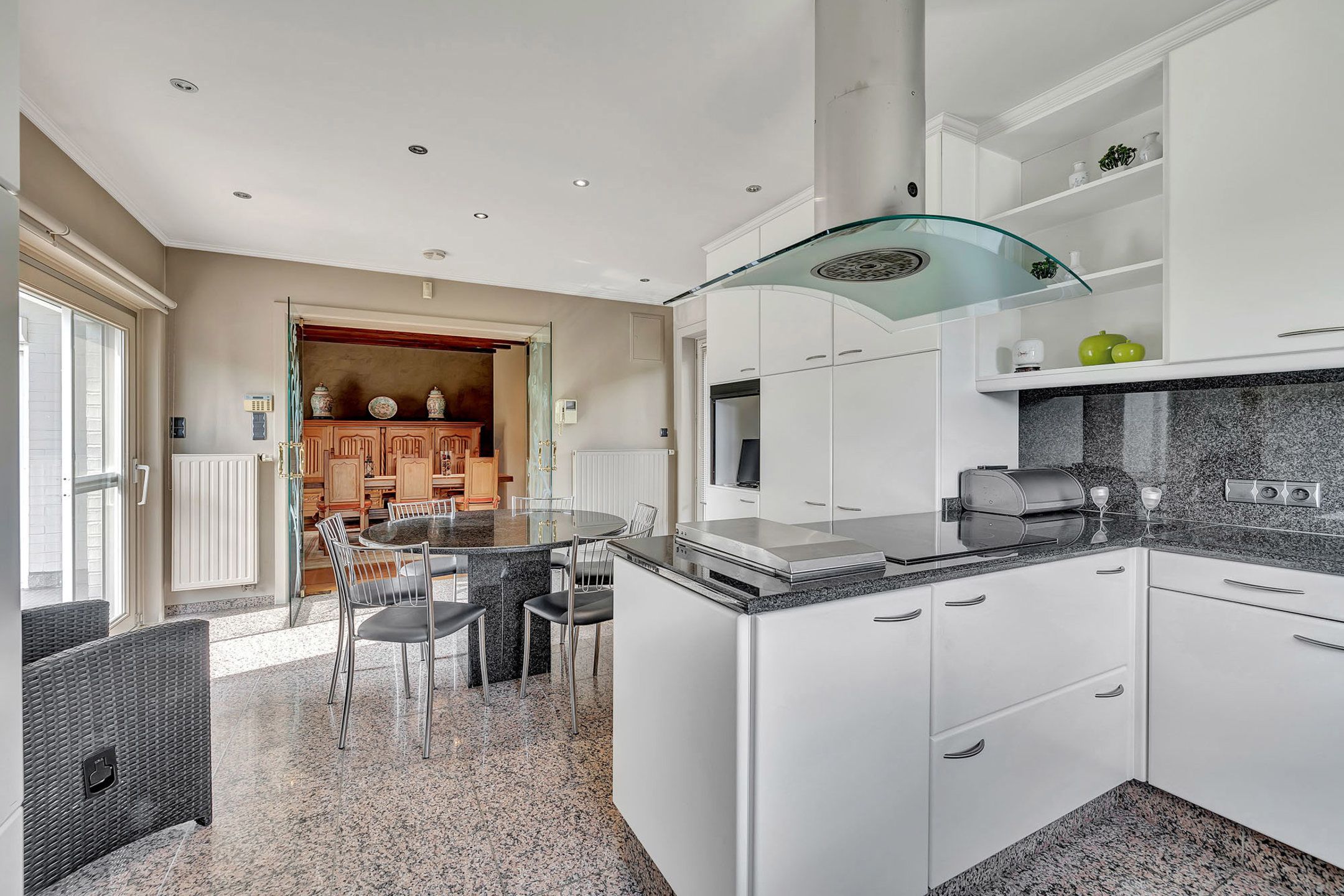 Prachtige villa met achterliggende loods van +/- 200m² foto 9