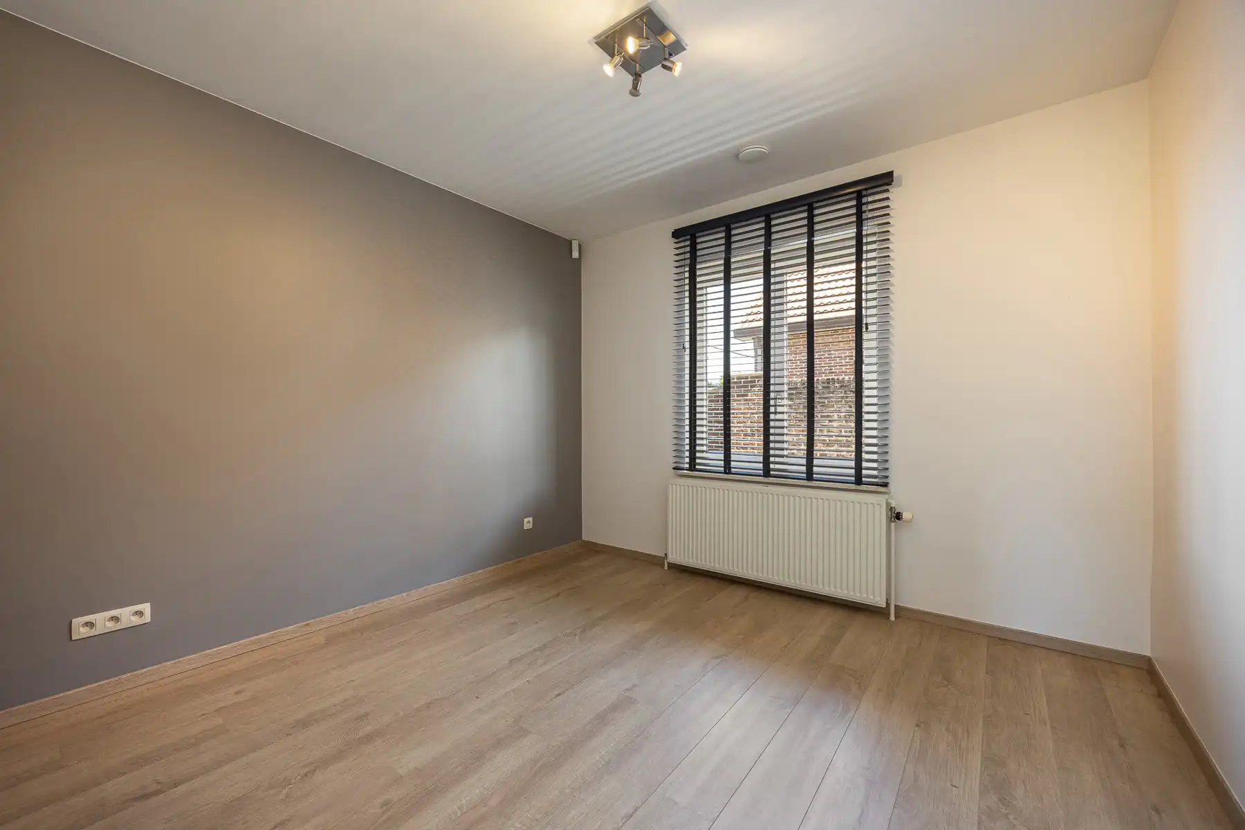 Gerenoveerde laagbouwwoning met grote opslagruimte op ca 1.374m² (opsplitsing tot 2 bouwgronden mogelijk). foto 18