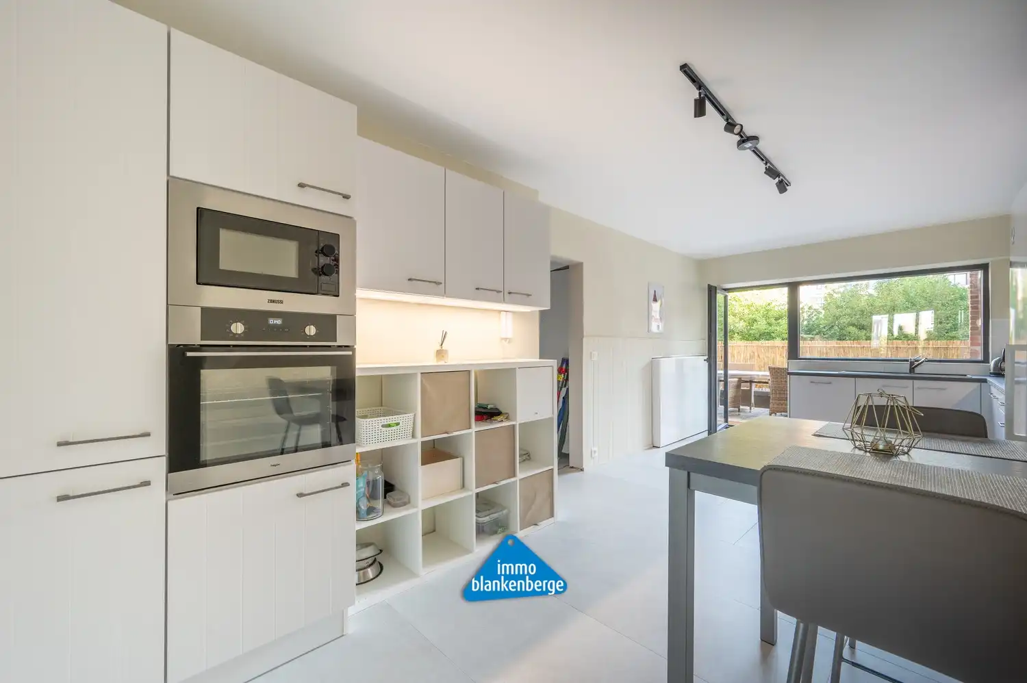 Zeer Ruim en Stijlvol gerenoveerd appartement van 232m² op een toplocatie vlak bij het strand. foto 11