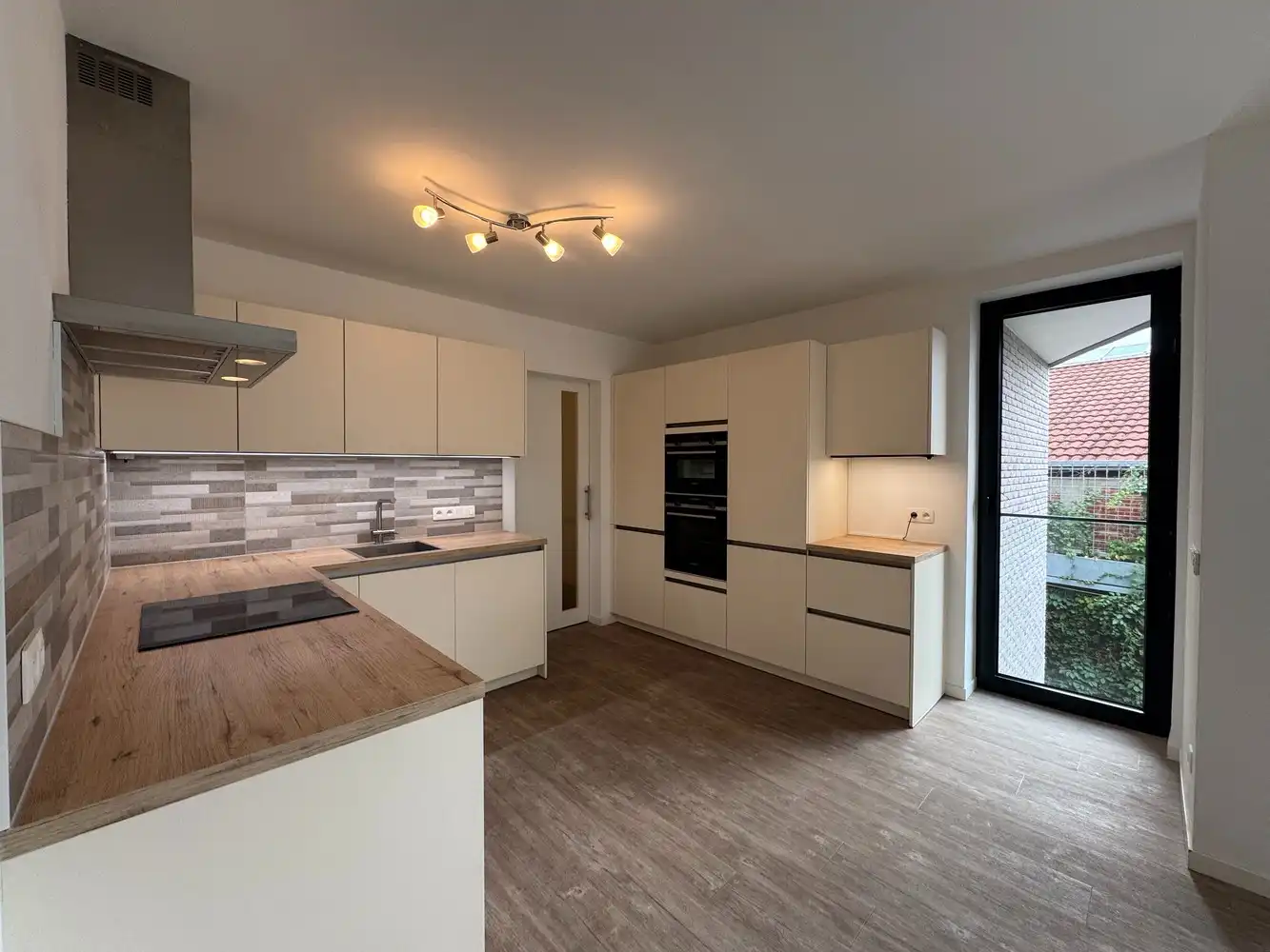 Ruimte om te wonen, terrassen om te genieten in het centrum van Lanaken foto 6