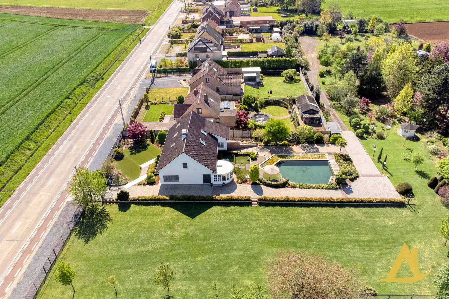 EXCLUSIEVE VILLA MET PARKTUIN EN ZWEMVIJVER OP EEN PERCEEL VAN 1HA 5A 16CA! foto 74