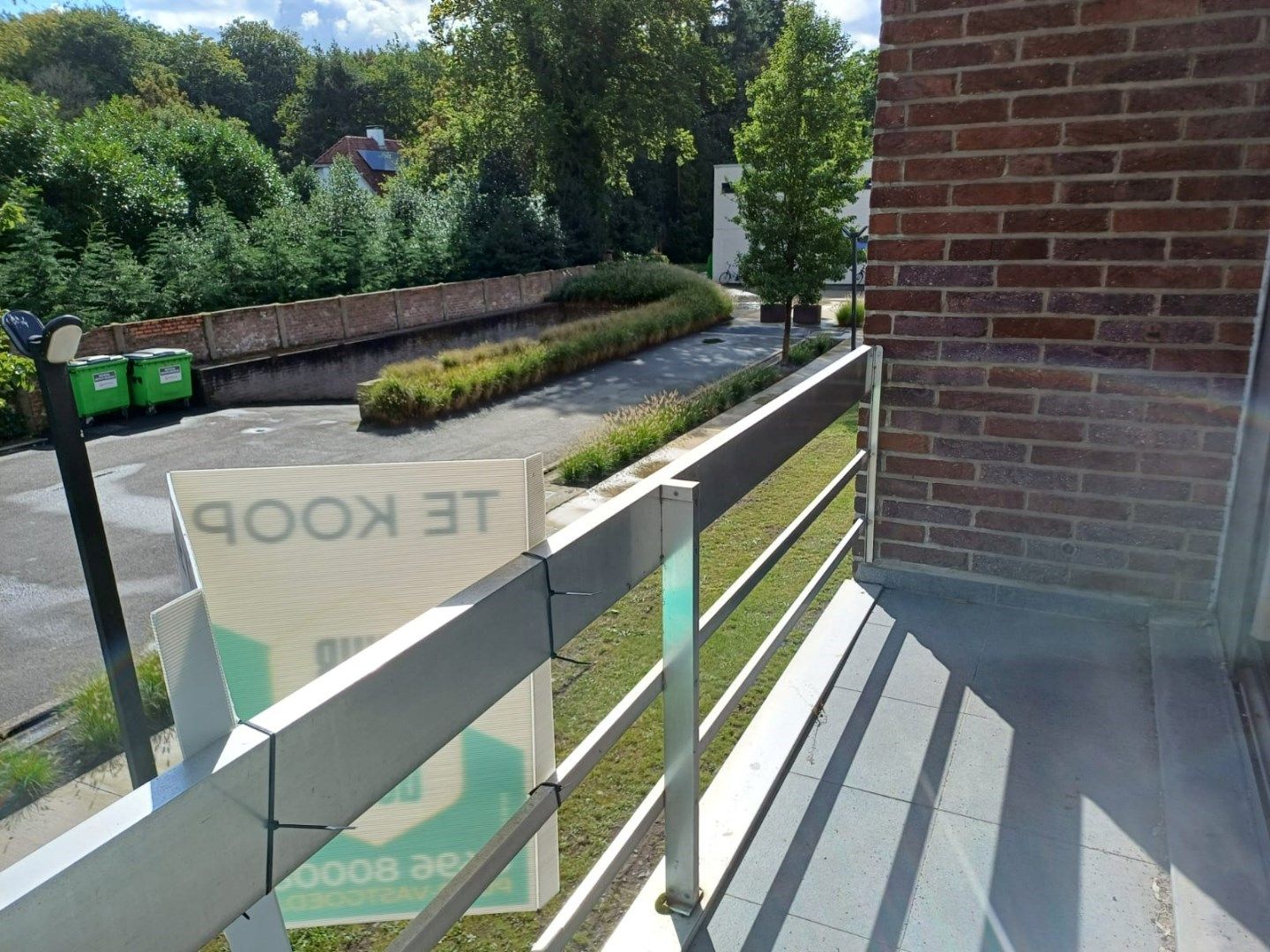 Verder te vernieuwen assistentiewoning met één slaapkamer en terras te Assebroek. foto {{pictureIndex}}