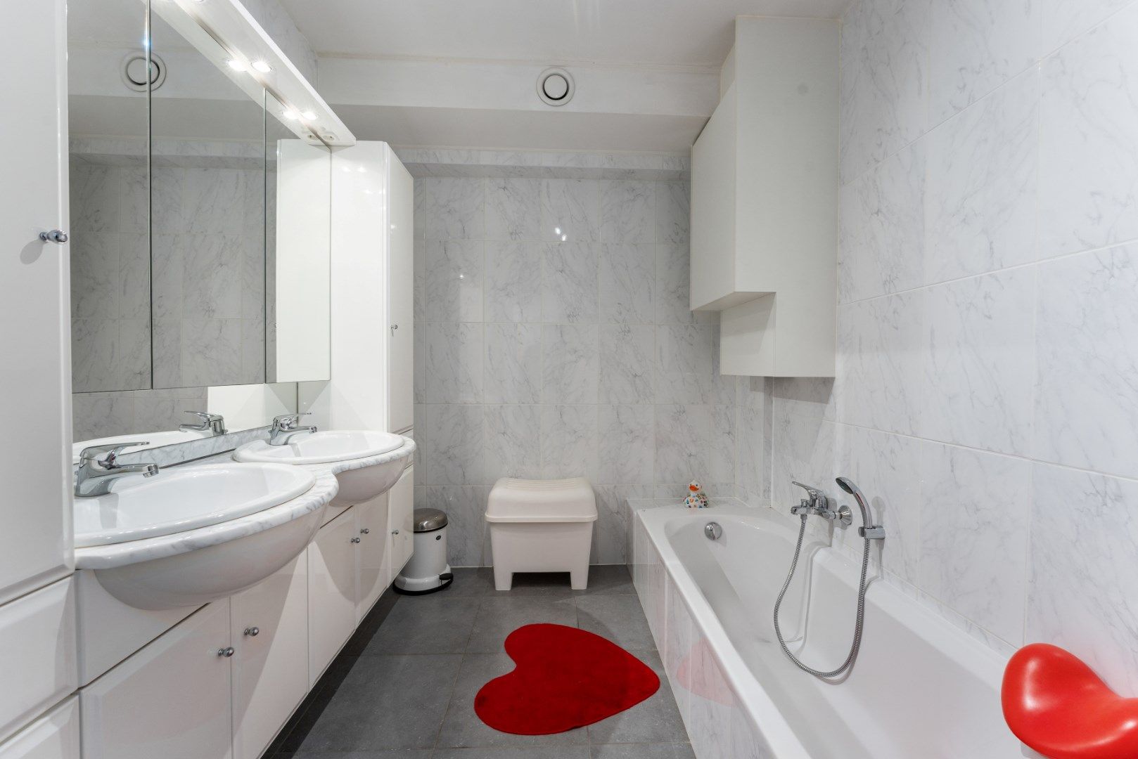 Prachtig 2 slaapkamer appartement met zijdelings zeezicht en ruim zongericht terras foto 6