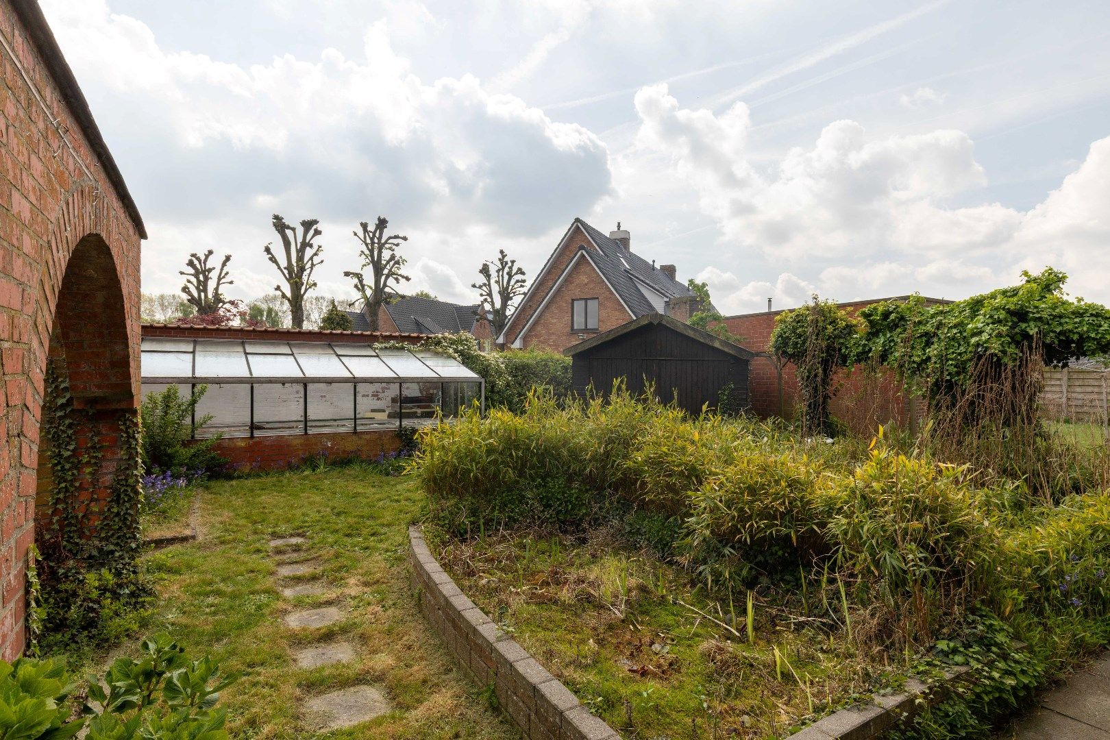 Verder te vernieuwen open bebouwing met grote garage, zonnige tuin en vijver nabij de Damse Vaart. foto 4