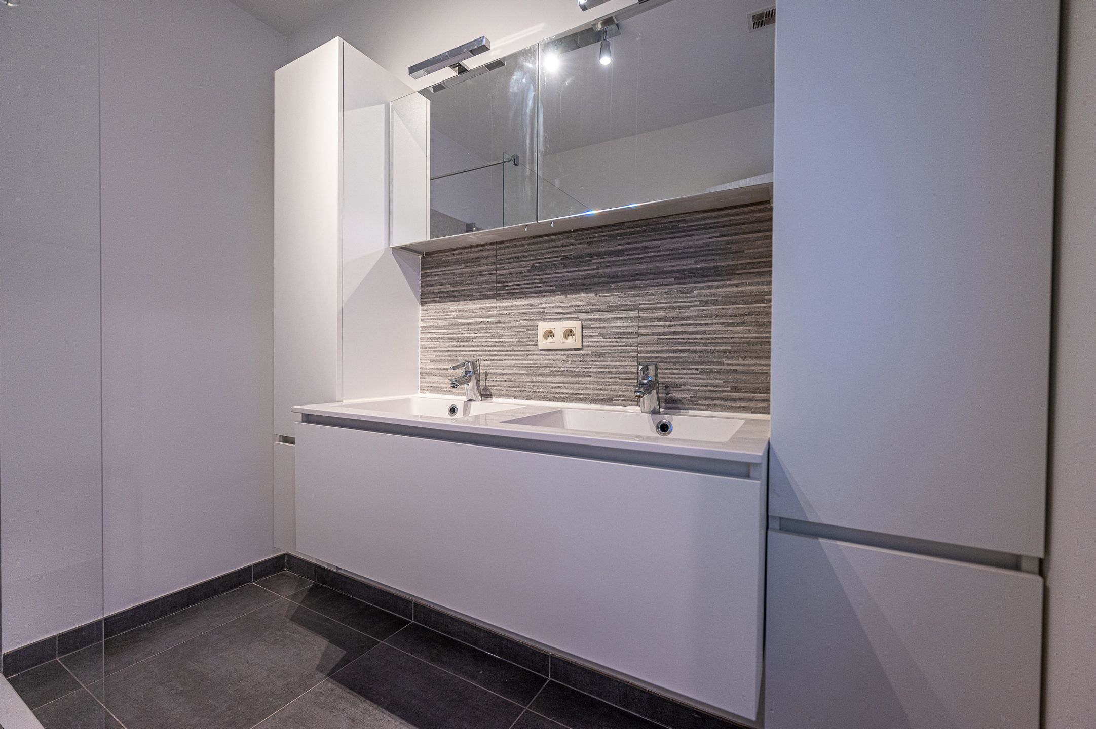 Duplexappartement met groot terras, gelegen in het centrum van Schriek. foto 9