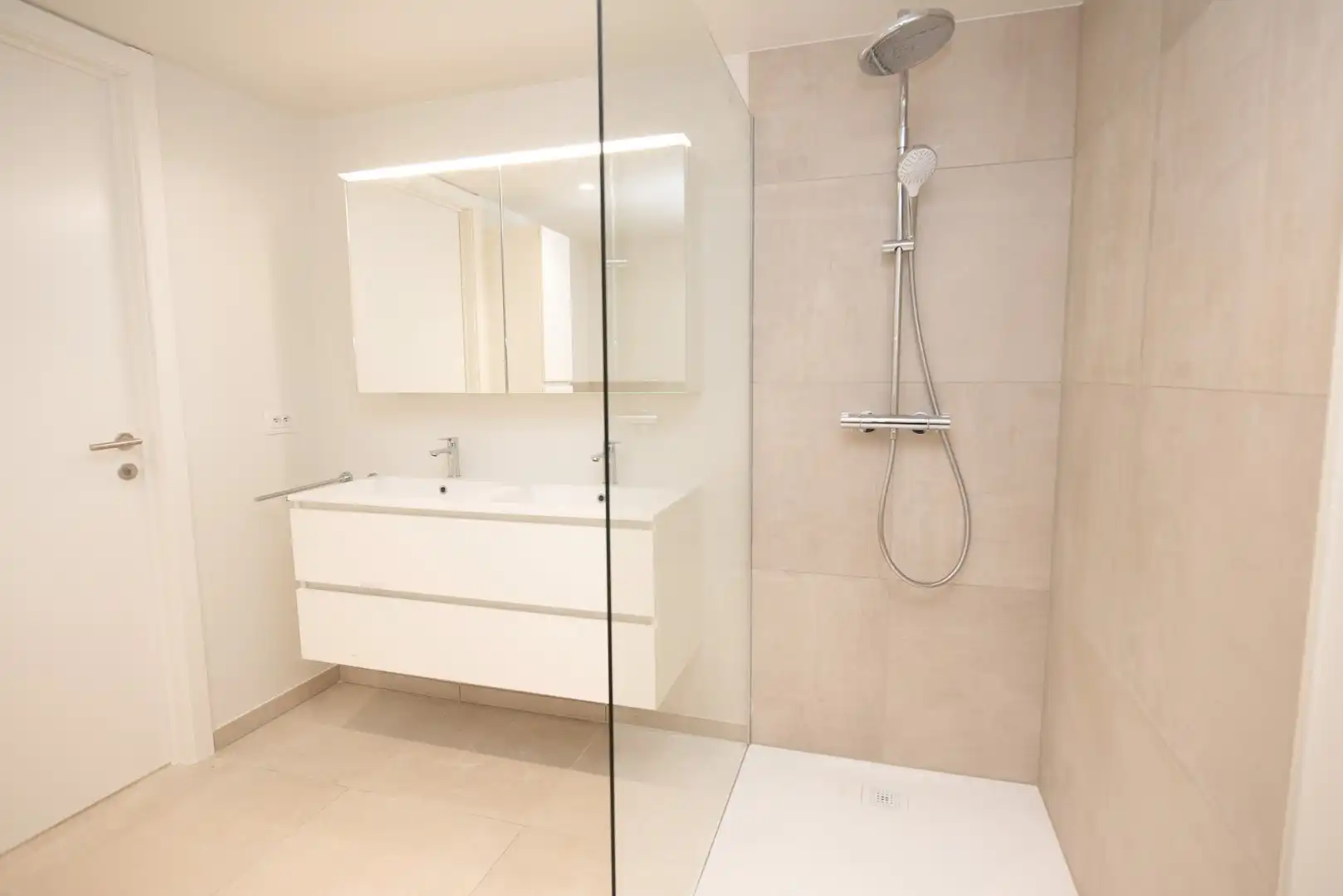 Recent appartement op topligging  TE HUUR in centrum Waregem! foto 18