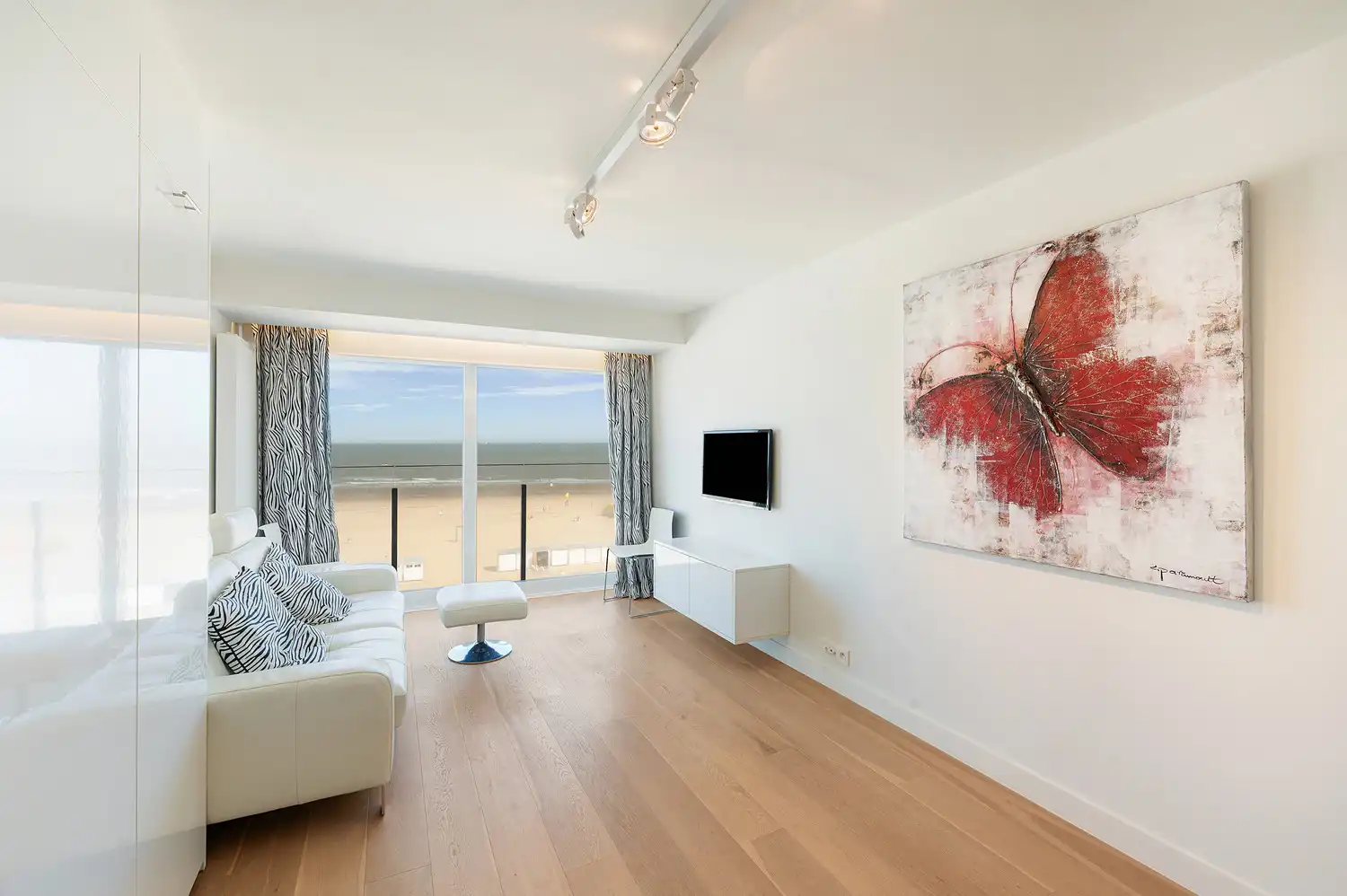 Recent gerenoveerde studio met frontaal zeezicht – Residentie The Beach, Zeedijk, Duinbergen foto 4