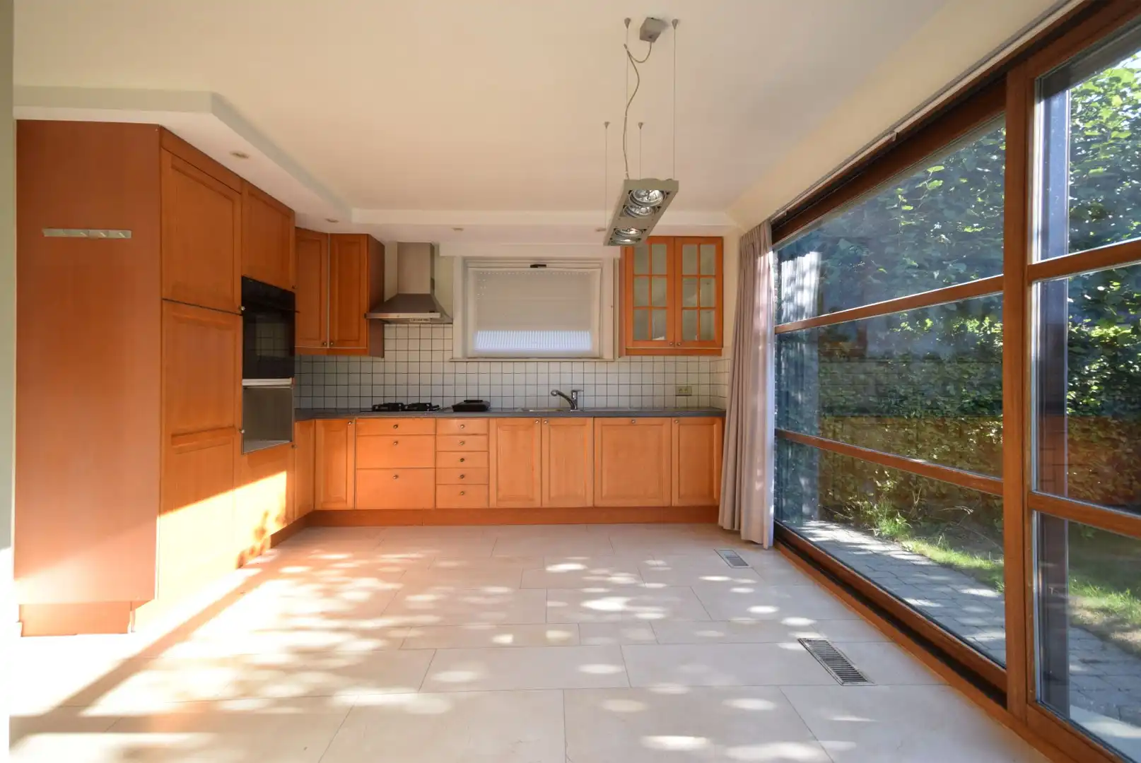 Te huur: Ruime villa in Roeselare met 3 slaapkamers, tuin op het zuidwesten, garage en  carport. foto 3